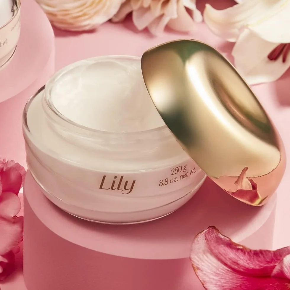 O Boticário Lily Coffret Regalo Set Perfume y Cuidado de la Piel con 2 Productos en Caja Beige | Lily Crema Hidratante Corporal Perfumada Satinado 250g y Lily Perfume Eau de Parfum EDP 75ml