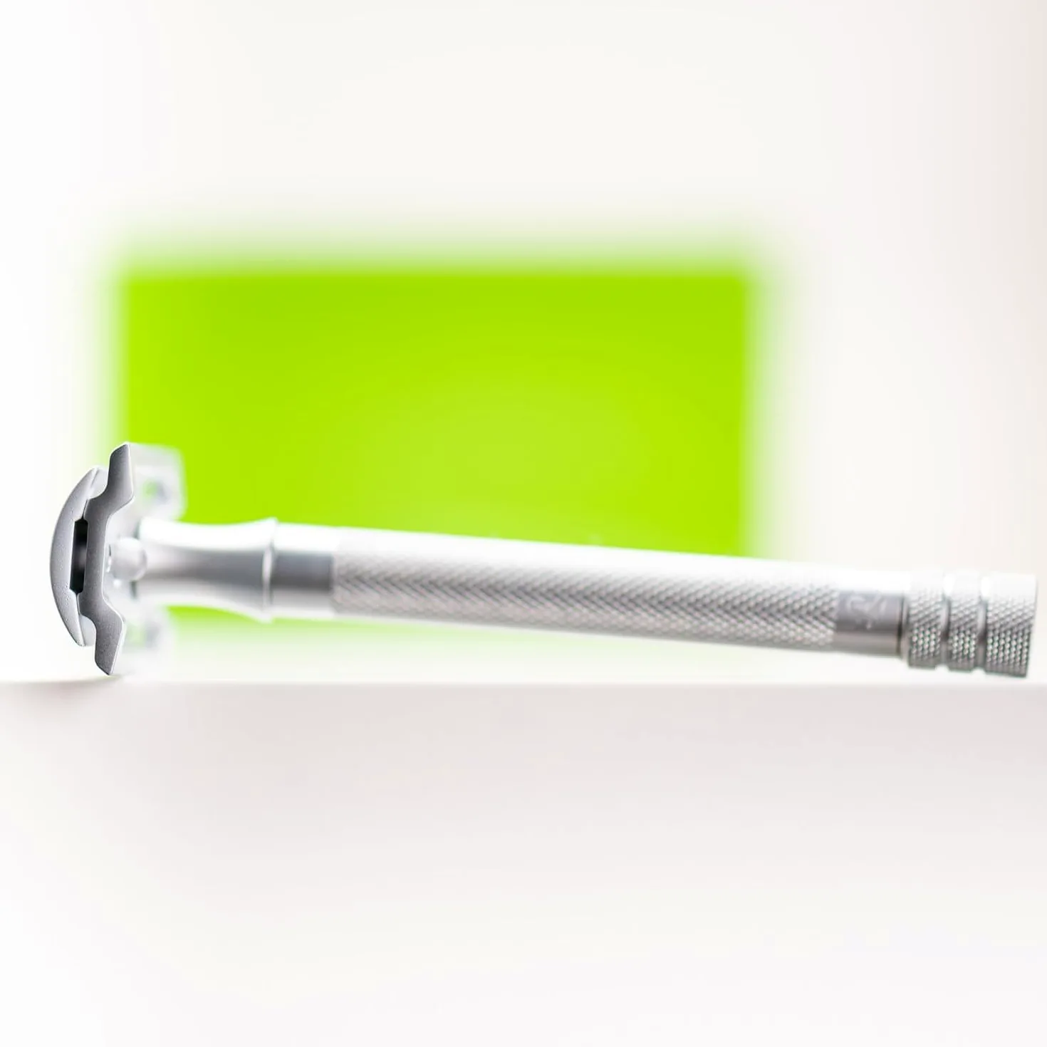 MERKUR Maquinilla de afeitar 22C | Juego premium de peine abierto y cerrado | Satinado cromado mate | Maquinilla de afeitar de corte recto de tres piezas | Ideal para afeitado en húmedo | Fundición a