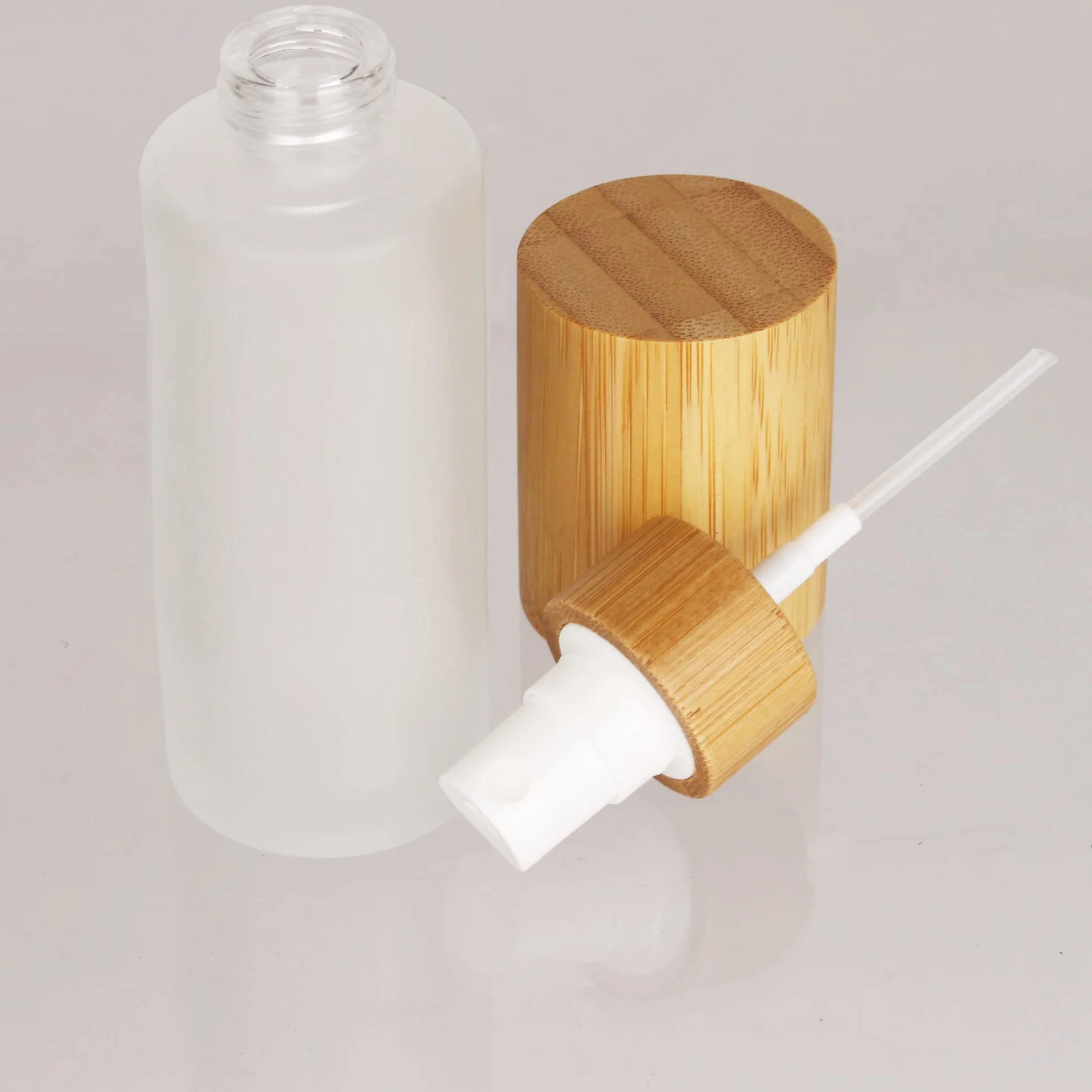 Botellas vacías de vidrio esmerilado 60 ml 2 oz con tapa de bambú y cabezal dispensador de niebla fina para perfume