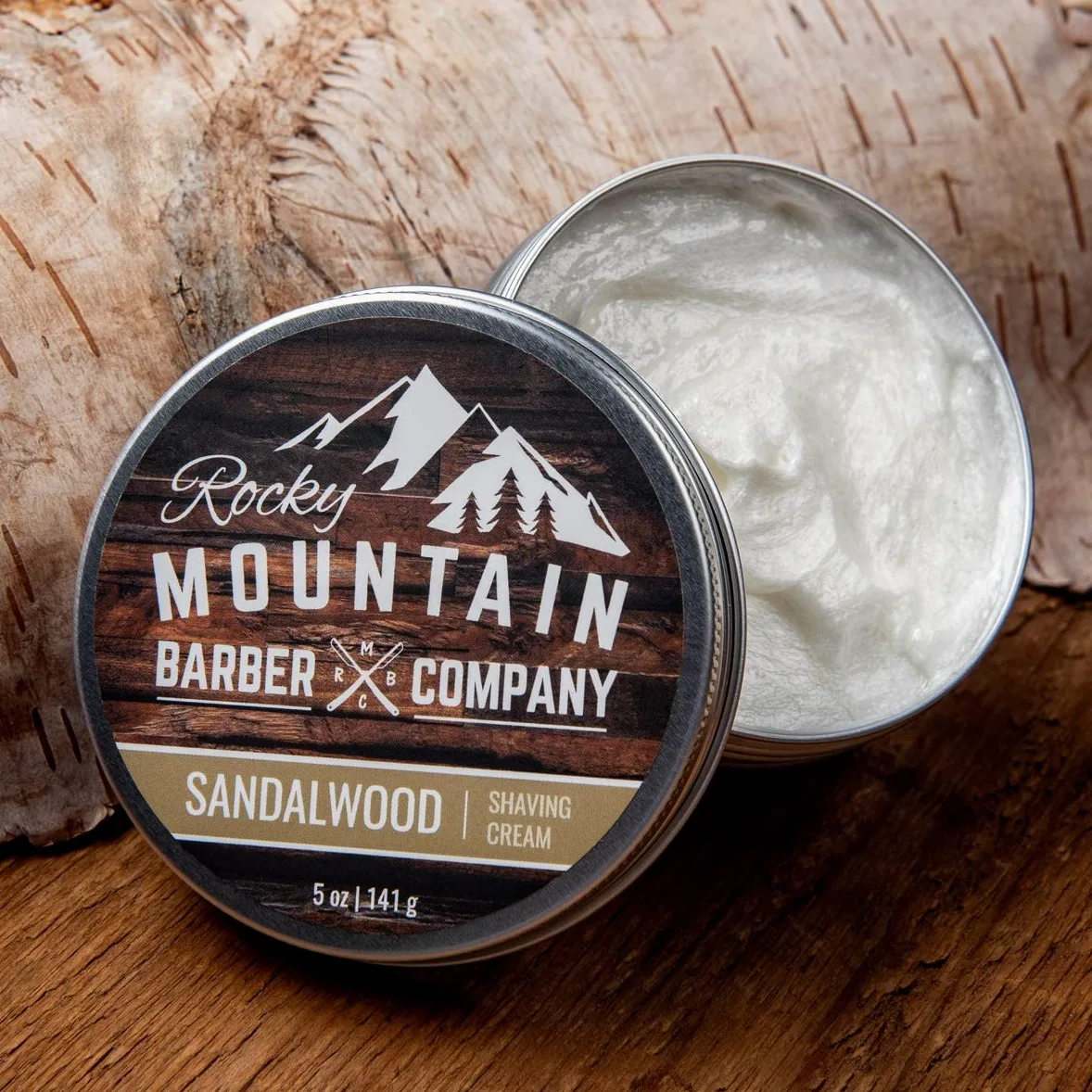 Crema de afeitado para hombres de Rocky Mountain Barber Company, con aceite esencial de sándalo natural, hidratante, antiinflamatoria, para pieles sensibles y todos los tipos de piel (148 ml)