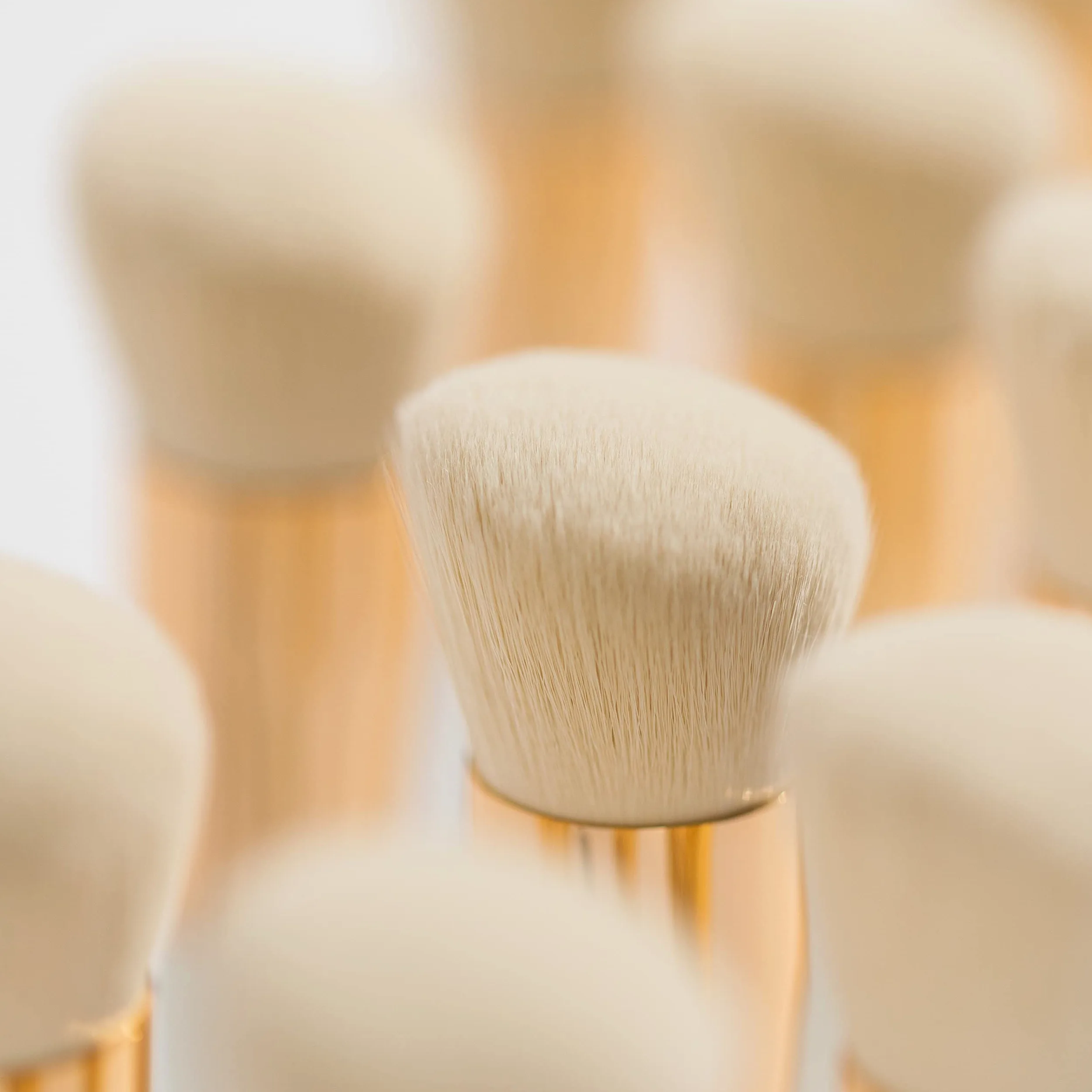 Ogee Blender Brush - Brocha de maquillaje de calidad profesional, brocha de base ultrasuave con cerdas veganas para una aplicación de maquillaje impecable