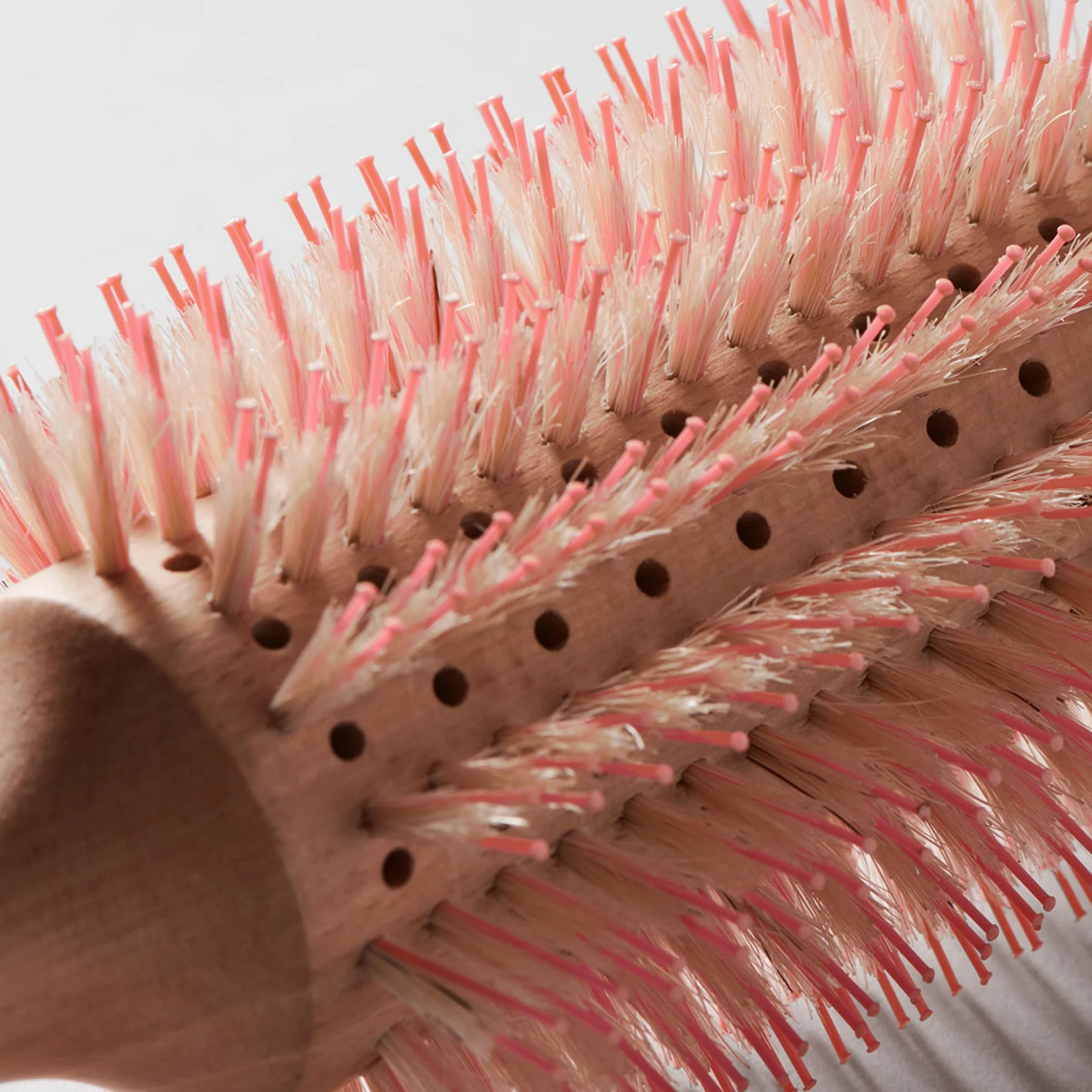 Fromm Mission Sleek - Cepillo de jabalí redondo ventilado para soplados suaves y brillantes incluso en cabello propenso al encrespamiento, cepillo de pelo con jabalí natural para peinar, alisar,
