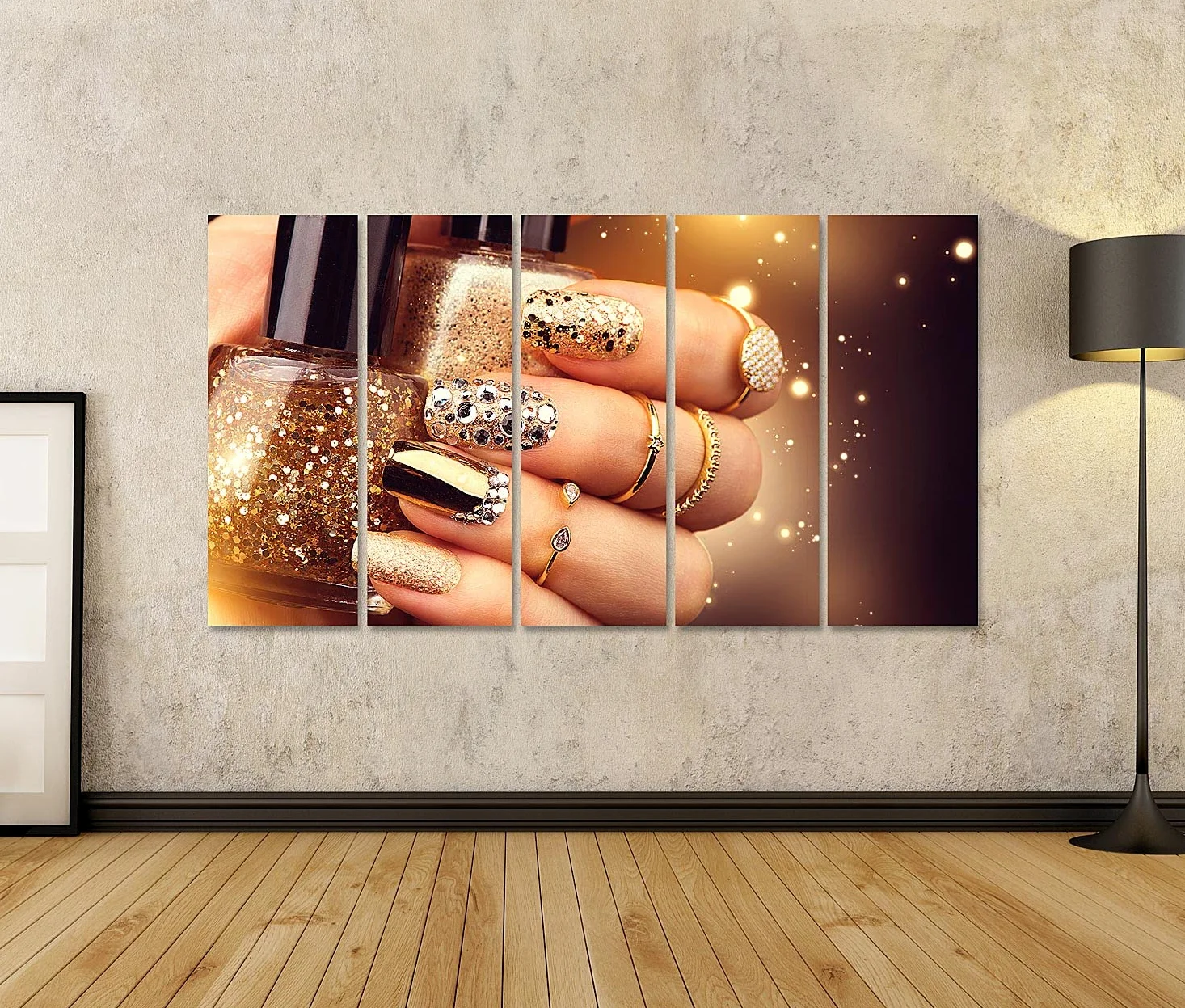Primera imagen sobre lienzo manicura dorada con piedras preciosas y destellos una botella de esmalte de uñas accesorios de moda Mural Post