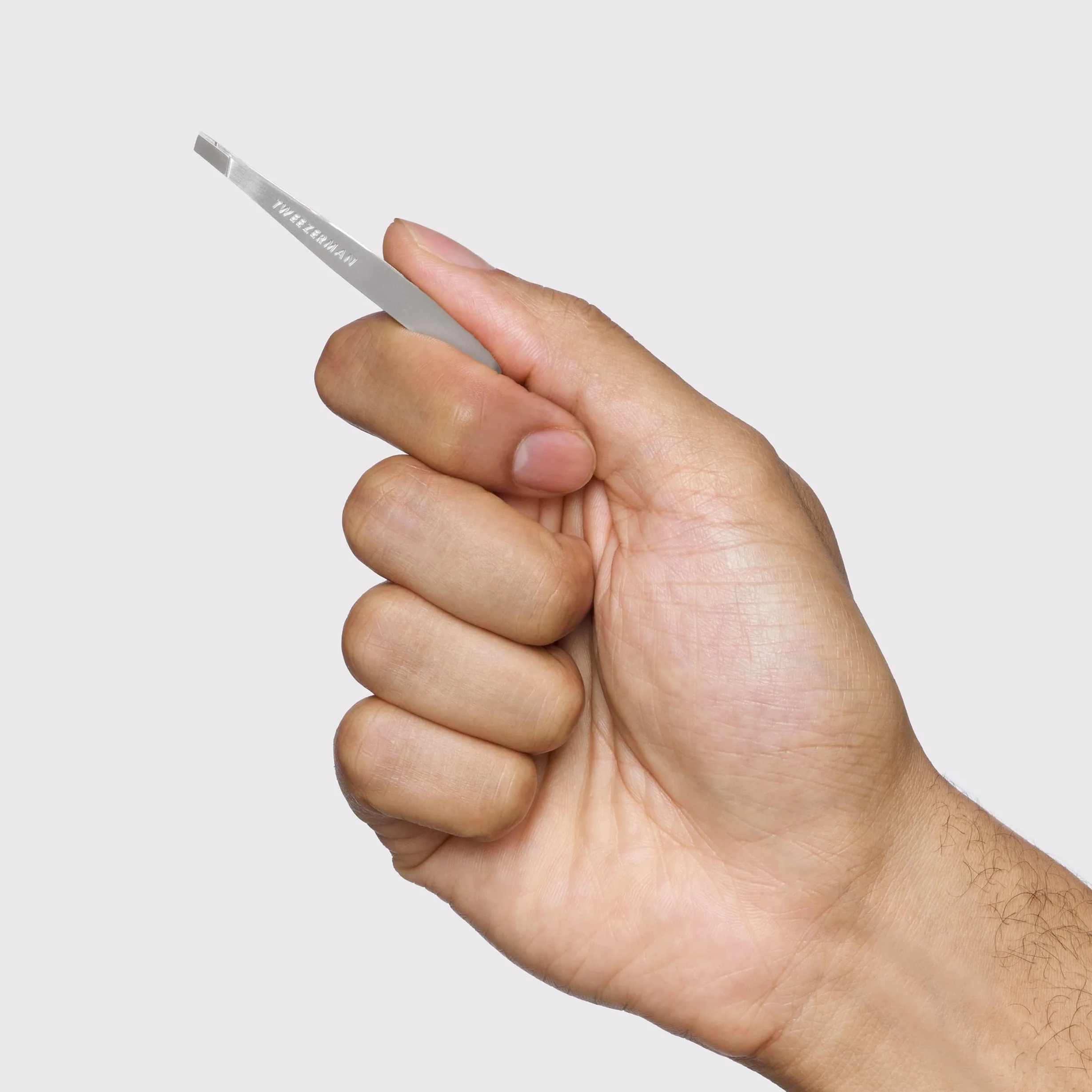 TWEEZERMAN Mini pinza cejas acero inoxidable puntas inclinadas precisión ergonómica