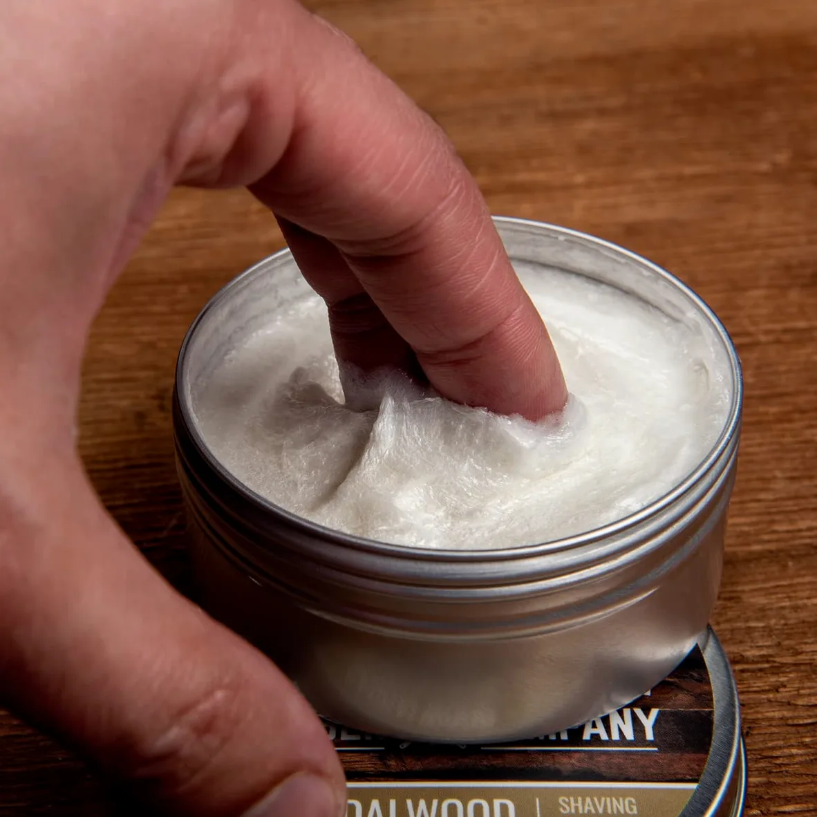 Crema de afeitado para hombres de Rocky Mountain Barber Company, con aceite esencial de sándalo natural, hidratante, antiinflamatoria, para pieles sensibles y todos los tipos de piel (148 ml)