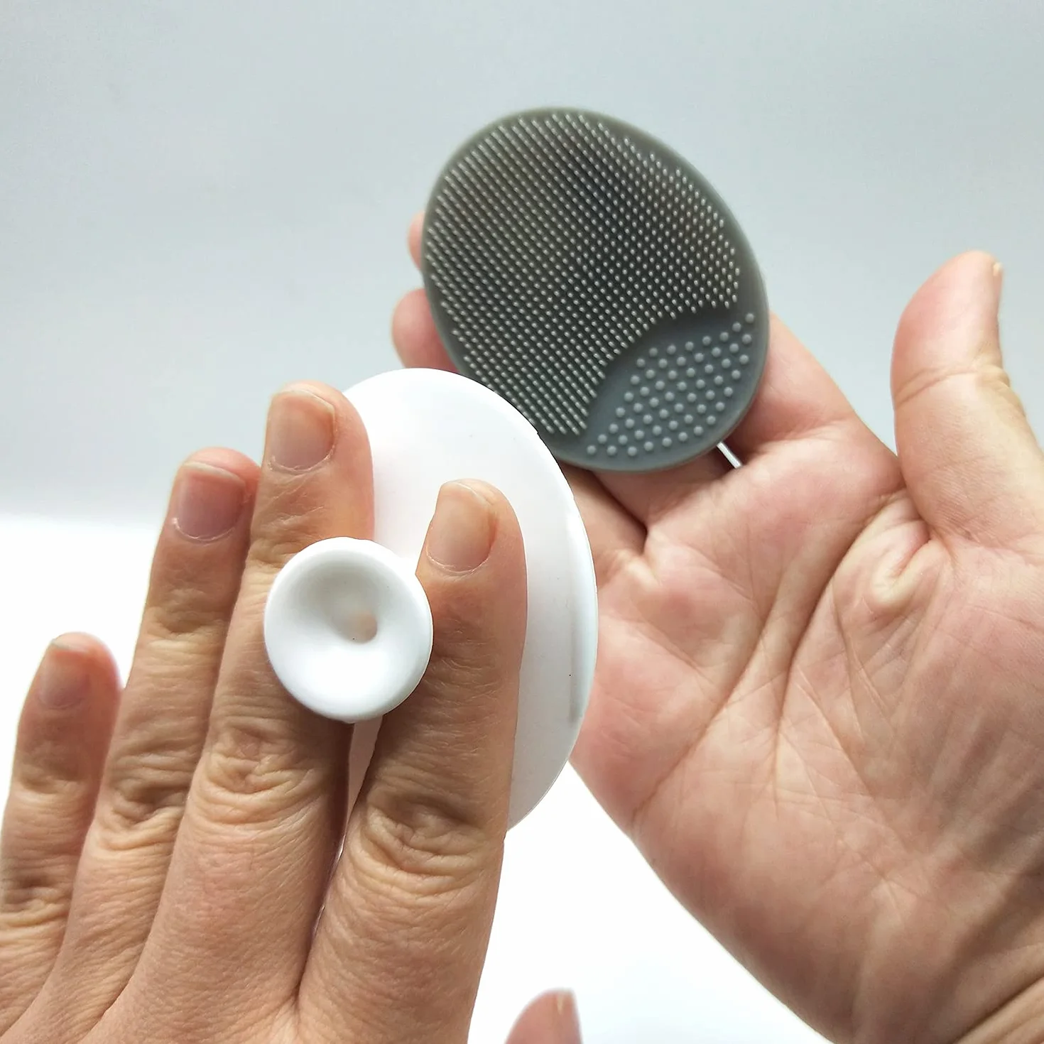 Cepillo de limpieza facial de silicona suave para masaje (blanco + gris)