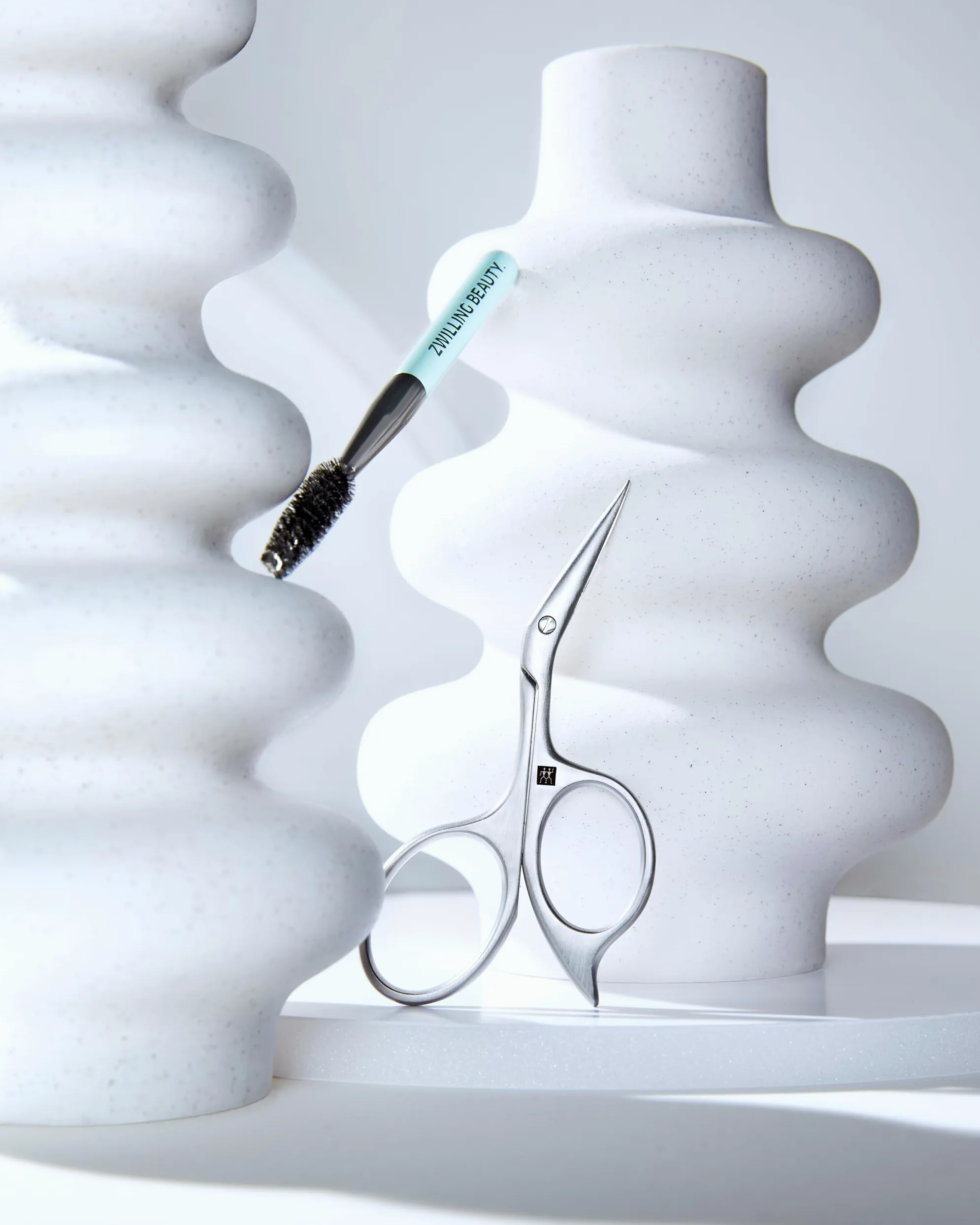ZWILLING Tijeras para cejas (con diseño de tijera en ángulo y cuchillas ultrafinas con cepillo para cejas), premium, plata | Tijeras ergonómicas de acero inoxidable con cuchillas muy finas para el corte preciso de los pelos de las cejas