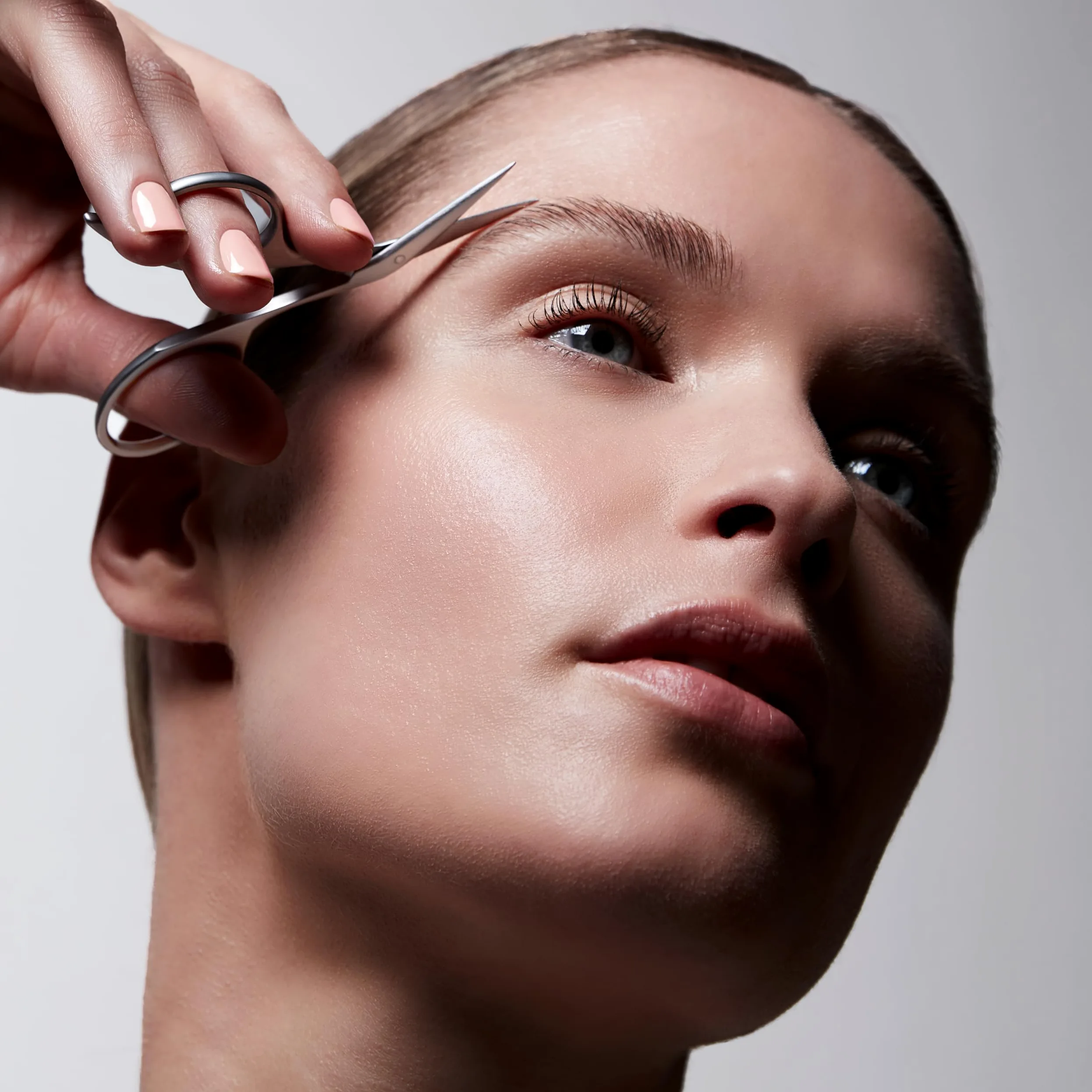 ZWILLING Tijeras para cejas (con diseño de tijera en ángulo y cuchillas ultrafinas con cepillo para cejas), premium, plata | Tijeras ergonómicas de acero inoxidable con cuchillas muy finas para el corte preciso de los pelos de las cejas