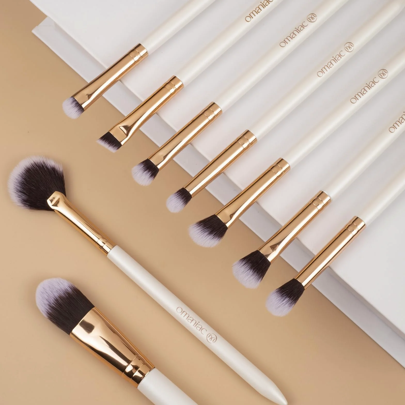 OMANIAC Juego de 12 brochas de maquillaje, de alta calidad, hechas de fibras sintéticas duraderas, pinceles de maquillaje profesionales para el día a día o de viaje (blanco)