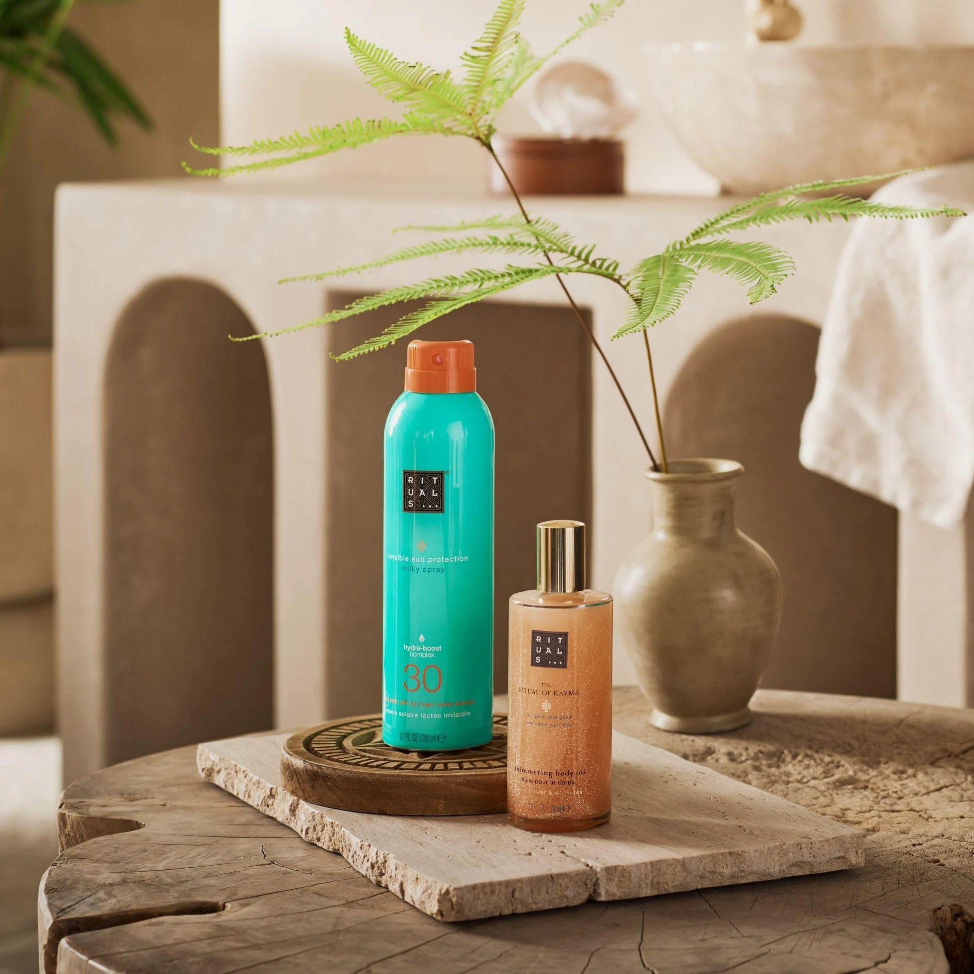 Rituals The Ritual of Karma Summer Duo – Spray de crema solar SPF 30 y aceite corporal brillante – Set de regalo con aroma de loto y té blanco