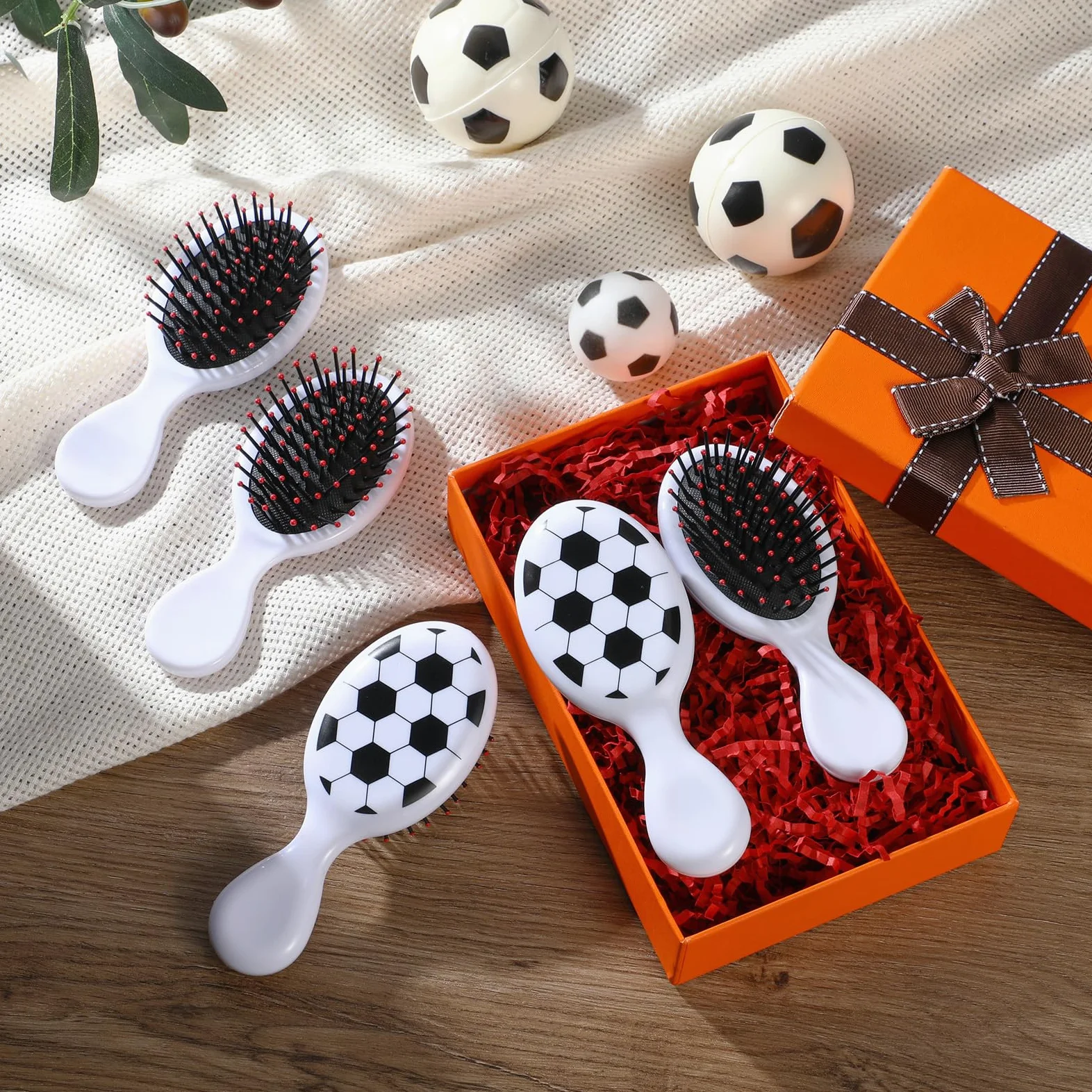SiliFine 12 mini cepillos de pelo de viaje para deportes de fútbol, mini cepillo desenredante de fútbol, cepillo de pelo pequeño, cerdas de fútbol, cepillo desenredante de plástico para regalo de