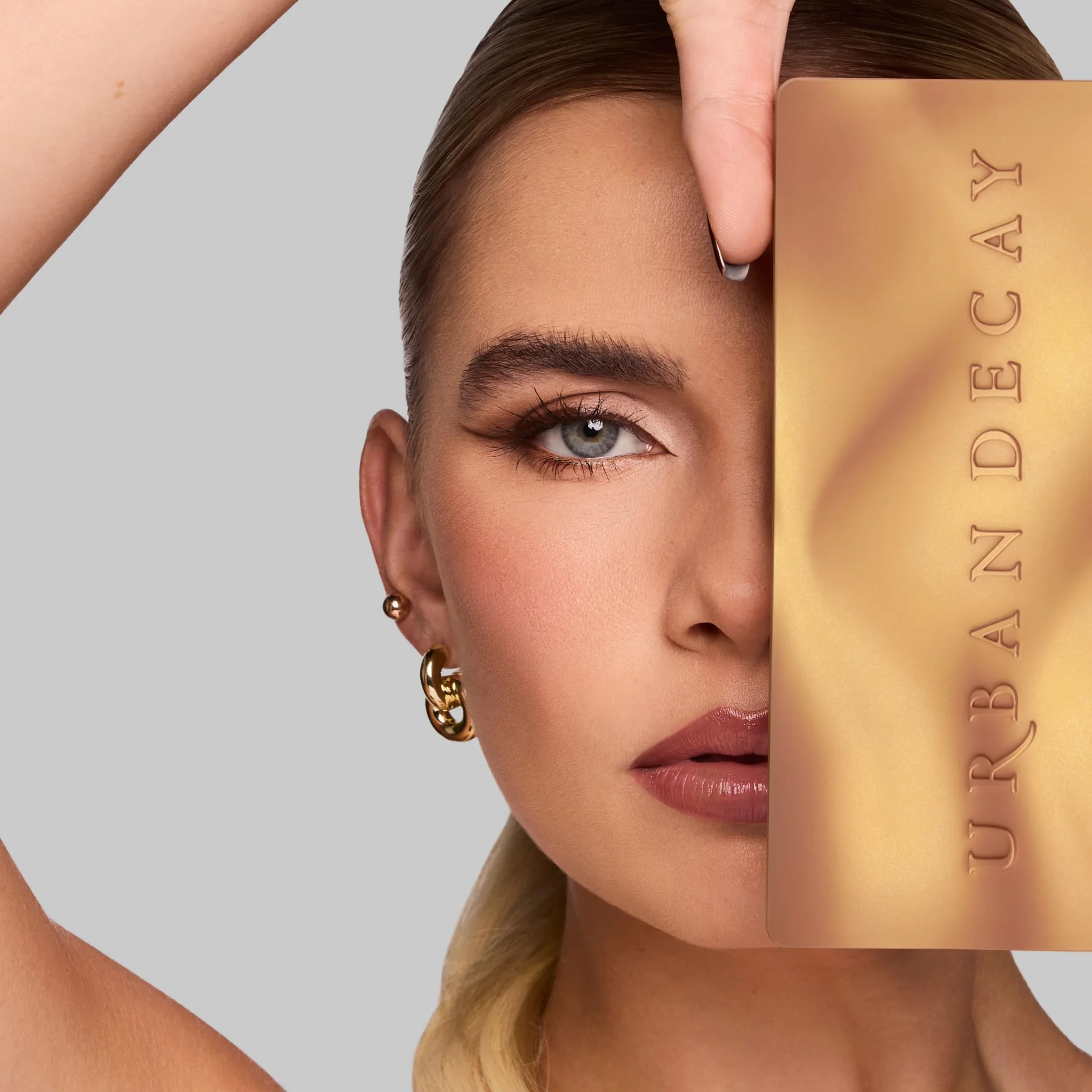 Urban Decay, Naked Shaped Warm, Paleta de Sombras de Ojos Neutras, 14 tonos multiusos para looks versátiles en acabados crema, mate y brillante