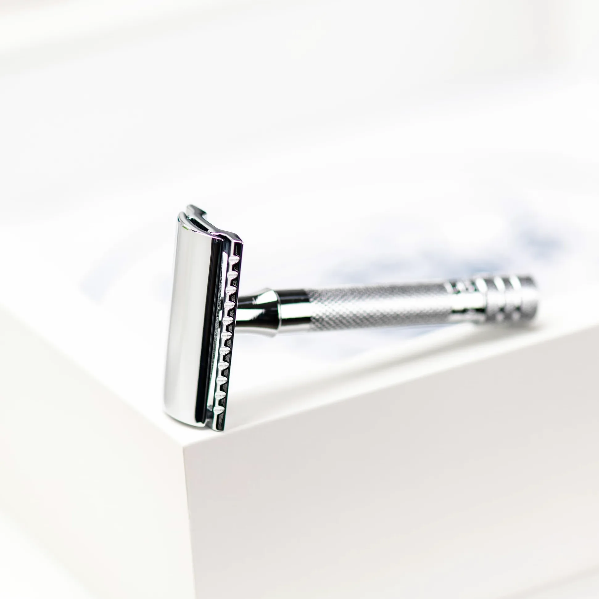 MERKUR Maquinilla de afeitar clásica cromada brillante 33C, de tres piezas con corte recto, peine cerrado, ideal para afeitado en húmedo, zinc fundido a presión, mango de latón, fabricado en Alemania