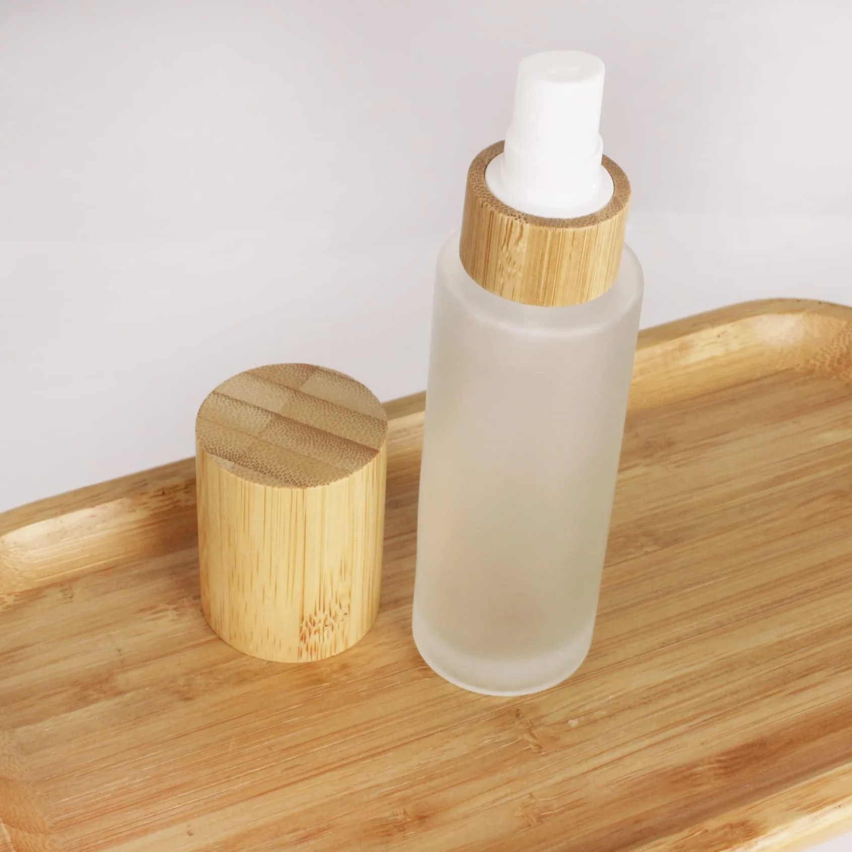 Botellas vacías de vidrio esmerilado 60 ml 2 oz con tapa de bambú y cabezal dispensador de niebla fina para perfume