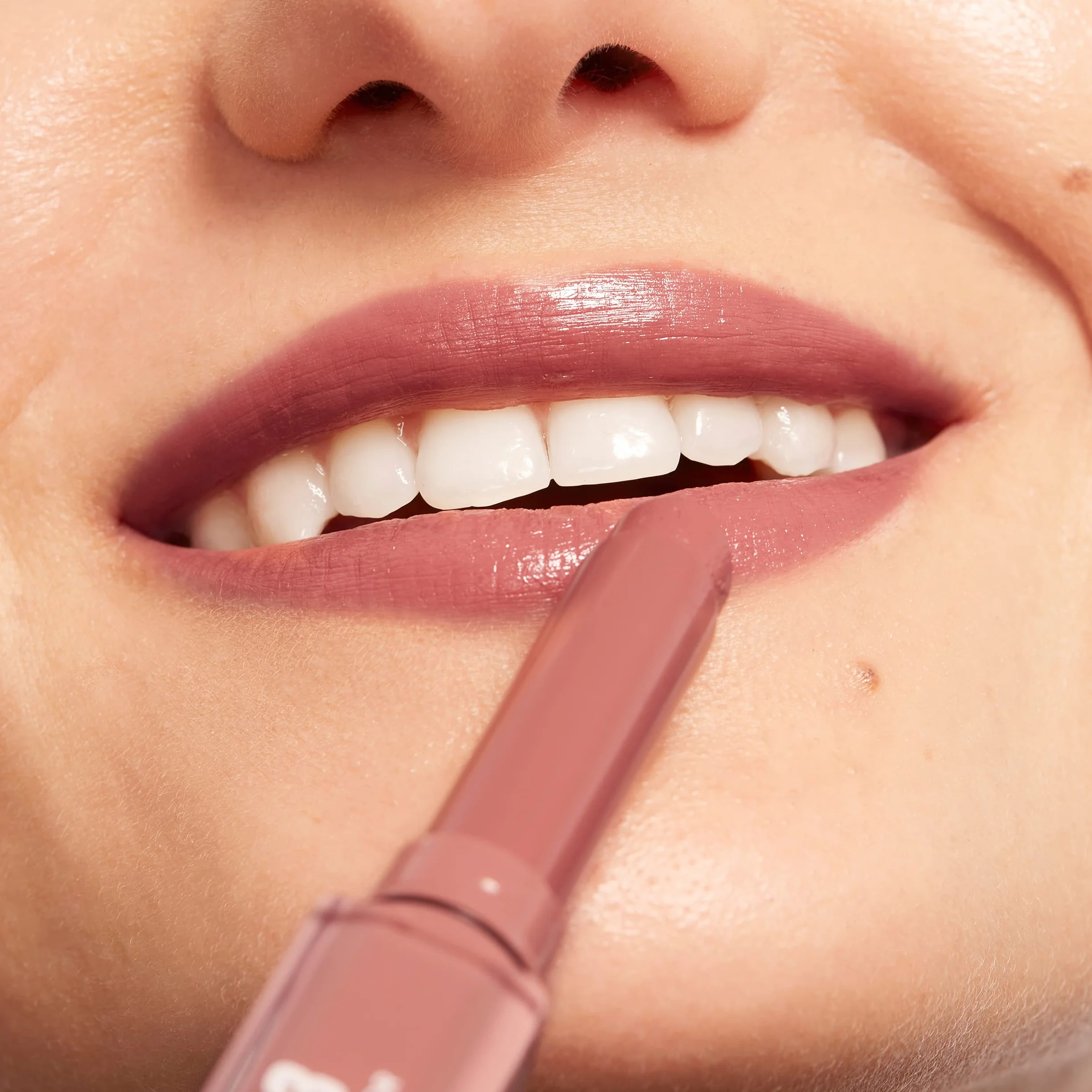 3INA MAKEUP The Color Lip Glow 503 Nude Labial Hidratante con Manteca de Karité Barra de Labios Brillo Bálsamo Alta Pigmentación Vegan Cruelty Free