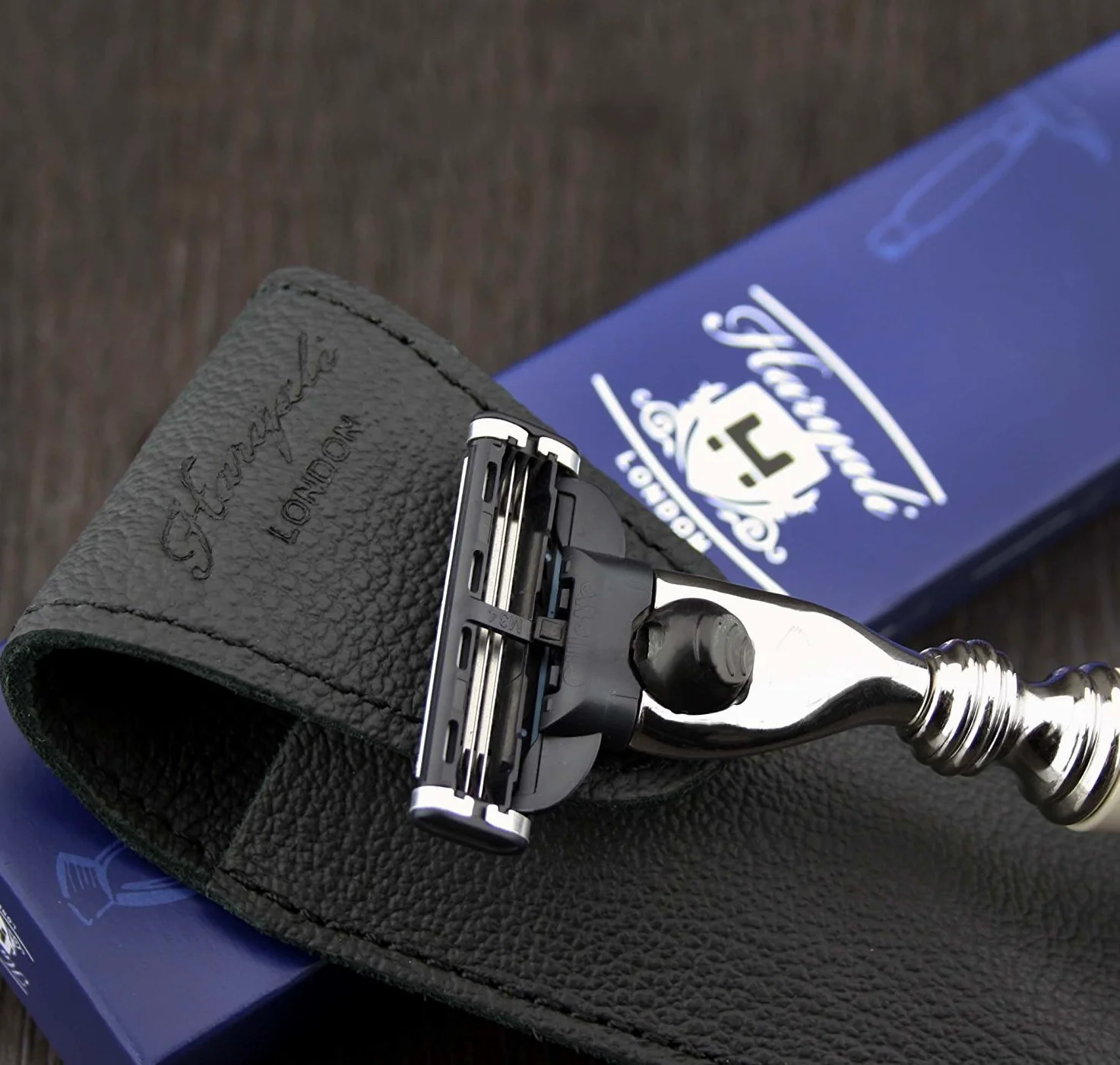 Maquinilla de afeitar de tres cuchillas para hombre en marfil con funda de piel auténtica | Afeitado y cuidado de hombre > Esenciales de viaje para hombre – Set de regalo