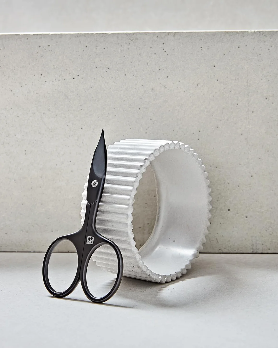 ZWILLING Tijeras combinadas para uñas (tijeras para uñas y cutículas, filo curvado y punta fina para un corte preciso), premium, negras, 90 mm