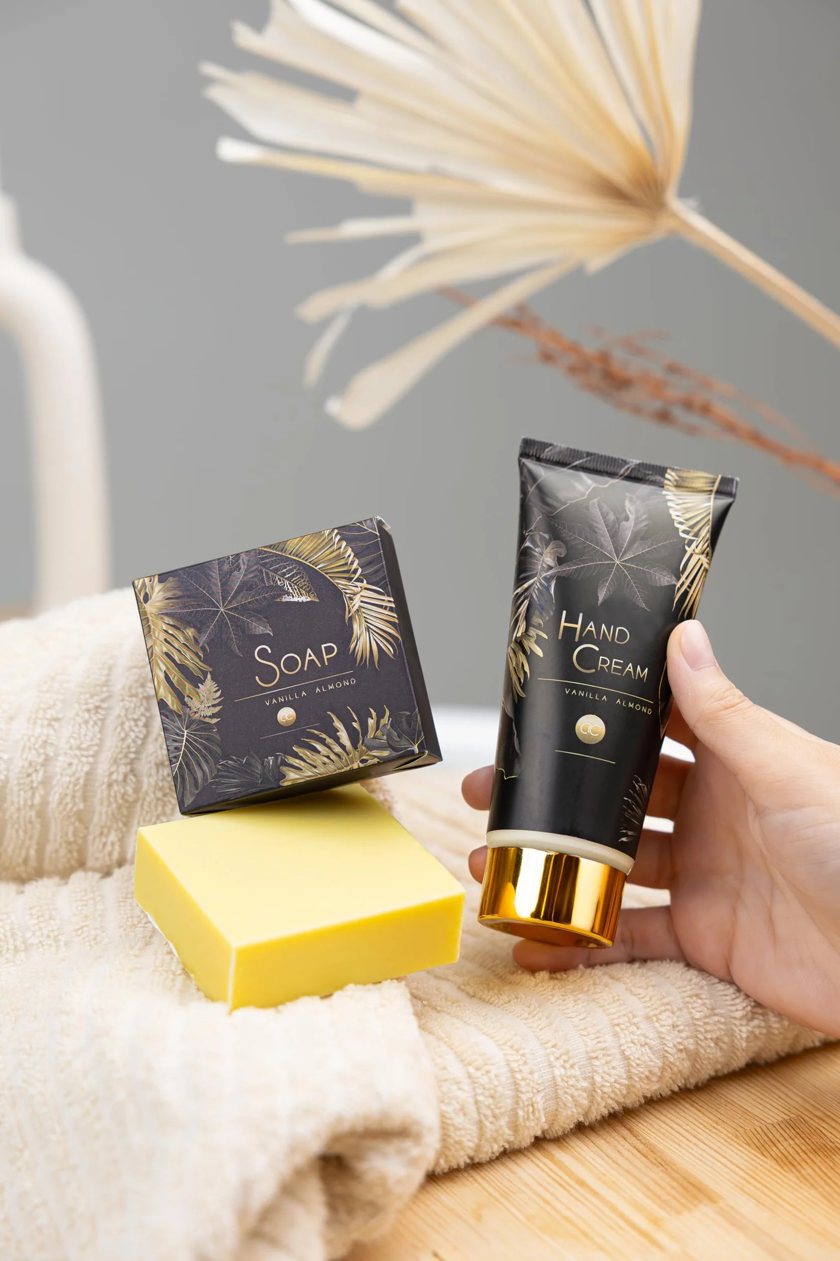 Accentra Set de regalo para mujer de lujo 5 piezas baño con vela perfumada jabón crema de manos mantequilla corporal bomba de baño