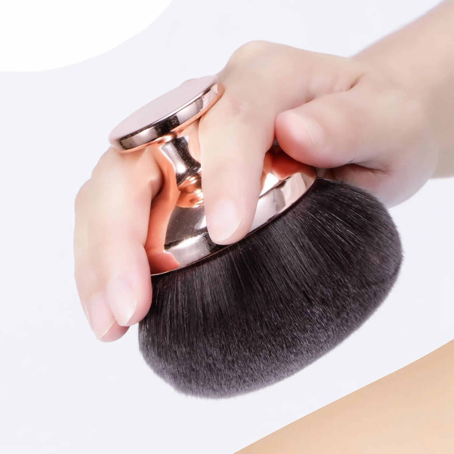 BABYSHEEP Blend & Blur - Brocha de maquillaje corporal para autobronceador de piernas y bronceador, brocha kabuki de 90 mm de ancho con cabeza redonda y bolsa de cordón