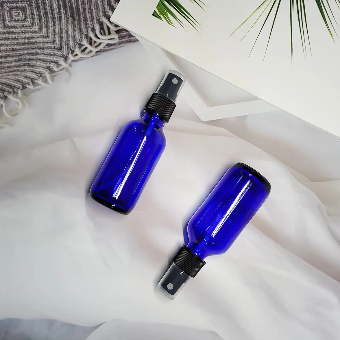 Botella de spray de vidrio 60 ml azul, atomizador de niebla fina reutilizable, botellas de aerosol de viaje para aceites esenciales, perfumes, limpieza (2 piezas)