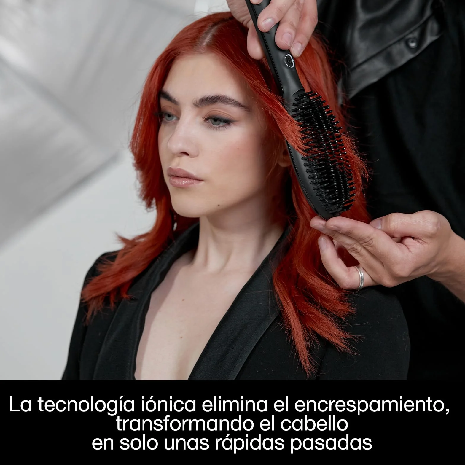 ghd Glide - Cepillo Térmico Alisador de Pelo Para un Acabado Liso Natural Sin Esfuerzo, Acabado Suave, Brillante y Sin Frizz, Púas Cerámicas - Para Todo Tipo de Cabello (Enchufe Europeo)