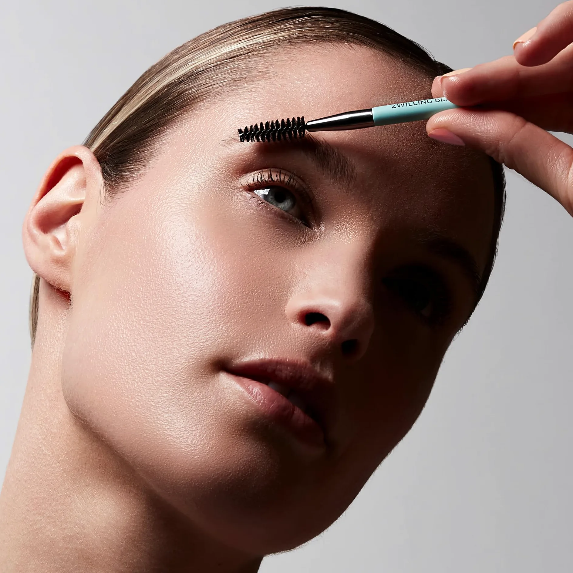 ZWILLING Tijeras para cejas (con diseño de tijera en ángulo y cuchillas ultrafinas con cepillo para cejas), premium, plata | Tijeras ergonómicas de acero inoxidable con cuchillas muy finas para el corte preciso de los pelos de las cejas