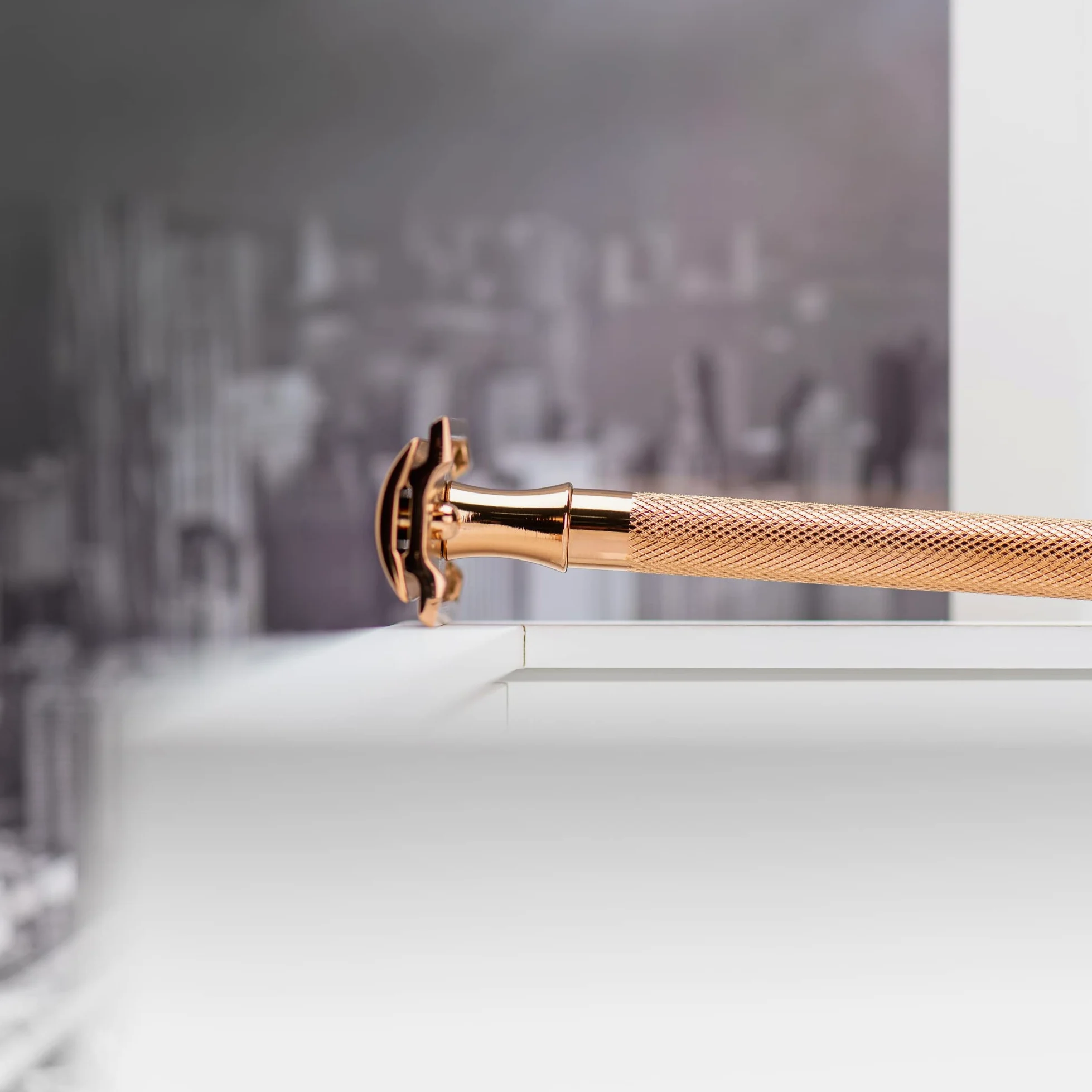 MERKUR Maquinilla de afeitar unisex PVD Gold 24G, de tres piezas en PVD oro rosa con corte recto, peine cerrado, ideal para afeitado en húmedo, zinc fundido, mango de latón, fabricado en Alemania