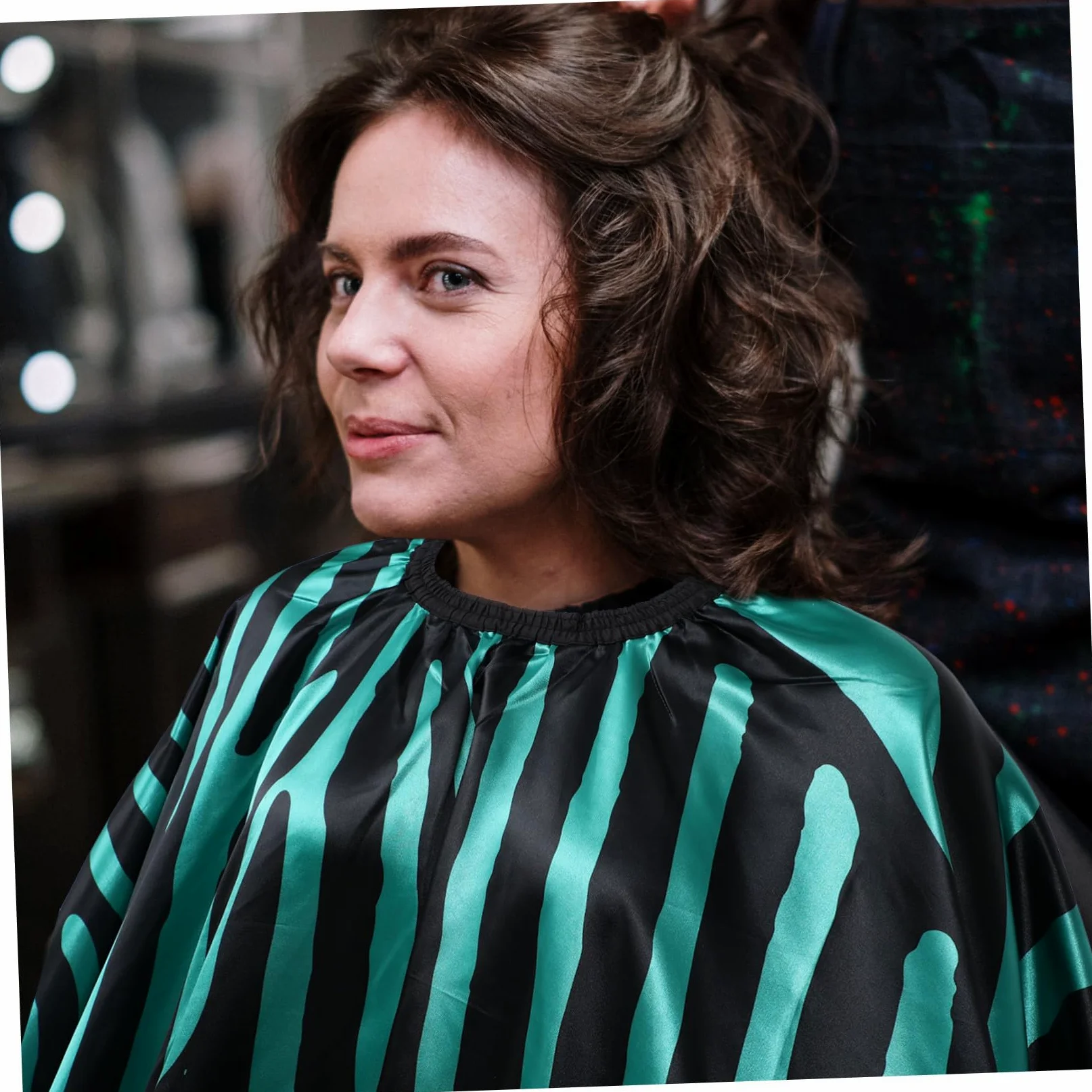 Capa de Corte para Peluquería Profesional de Pelo de Satén Verde, Amplia y Transpirable que Mantiene la Ropa Seca y Limpia