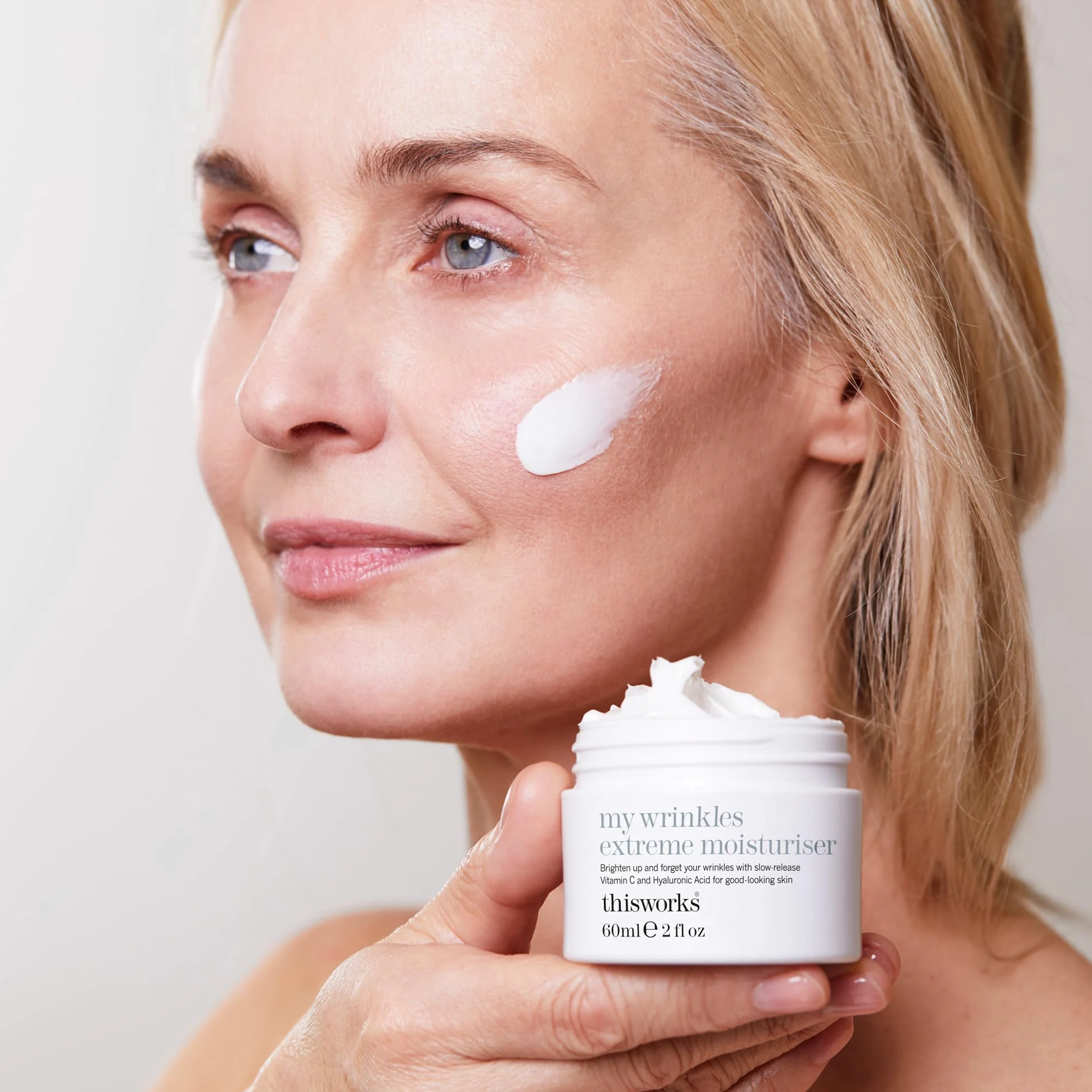 This Works My Wrinkle Extreme Moisture, 60 ml – Crema facial antienvejecimiento con bakuchiol, vitamina C y ácido hialurónico – Hidratante iluminador para suavizar y rellenar la piel deshidratada