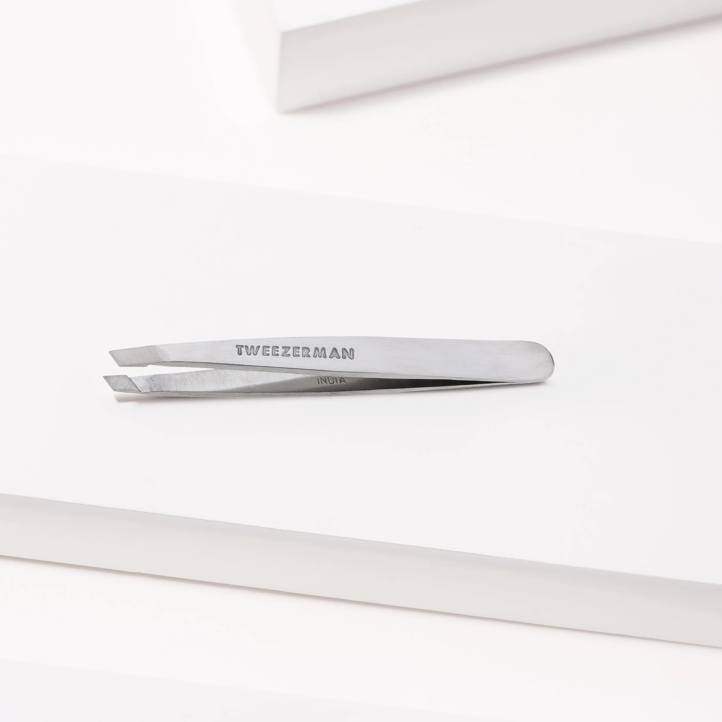 TWEEZERMAN Mini pinza cejas acero inoxidable puntas inclinadas precisión ergonómica