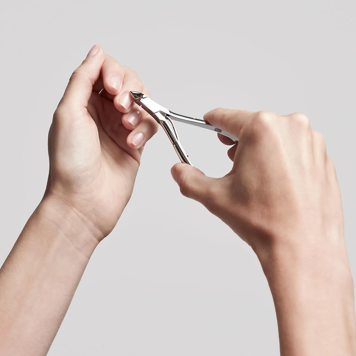 ZWILLING Alicates para cutículas (para eliminar cutículas salientes, filo para un corte preciso), pulido, plata, 100 mm