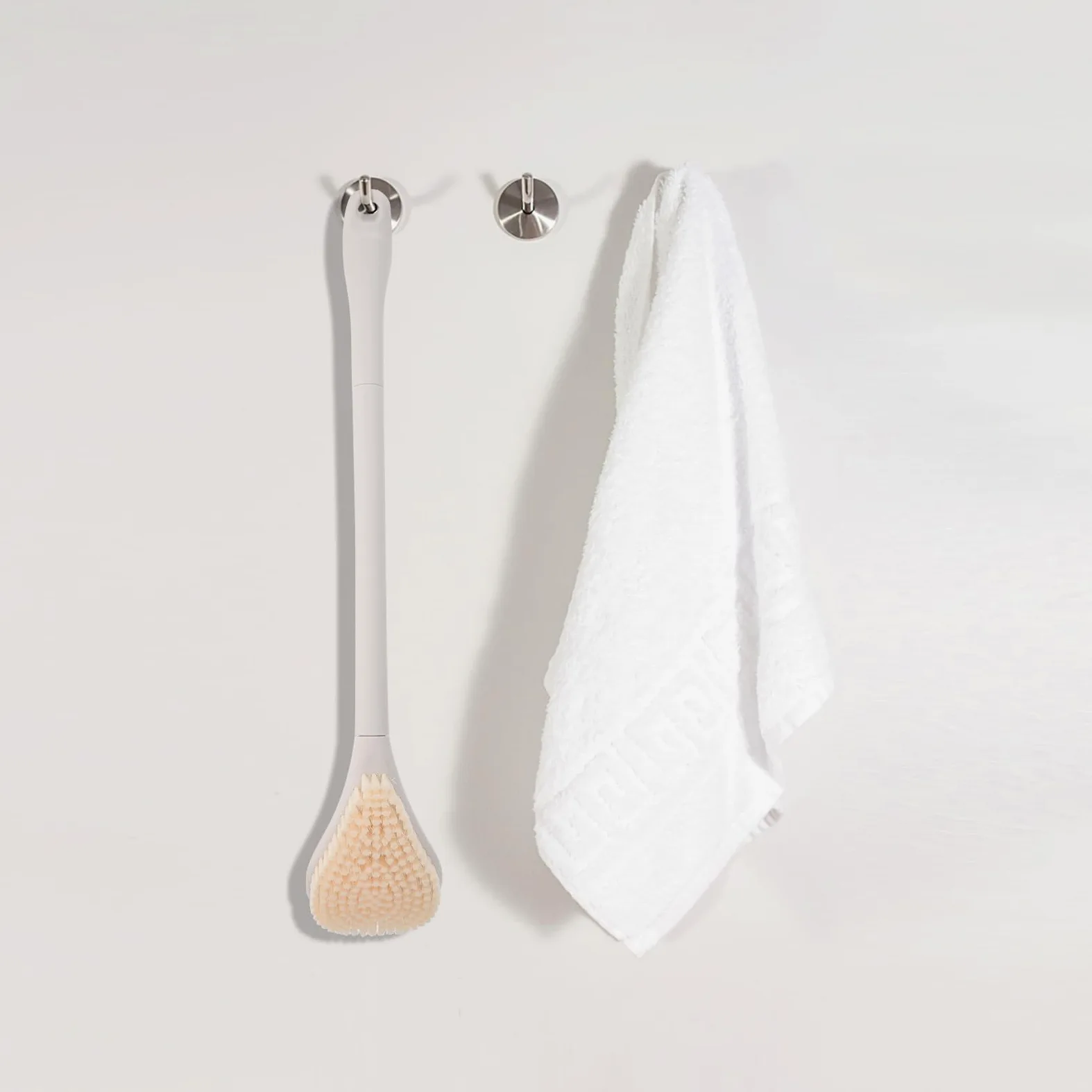 Cepillo Limpiador de Pies de Mango Largo para Ducha y Baño | Doble Cara, Abs y Pa, Color Blanco, Diseño Ergonómico, Limpieza Profunda de Piel Muerta