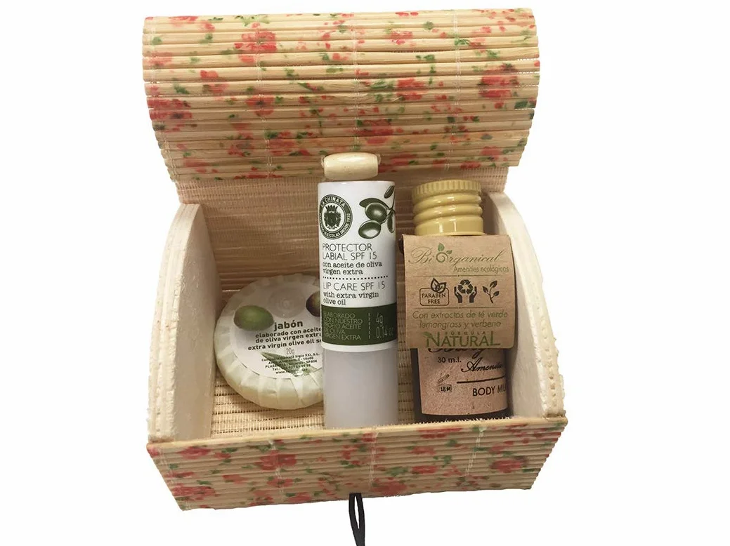 Cosmética Ecológica con bodymilk, pastilla de jabón y protector de labios en baúl de madera y flores (Pack 24 ud)