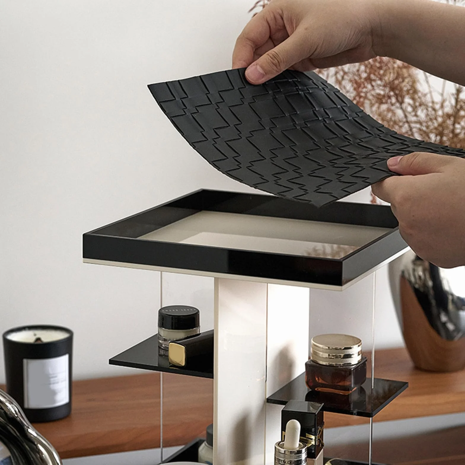 Organizador de maquillaje acrílico giratorio de 360 grados para un almacenamiento eficiente y fácil acceso en el dormitorio o el baño