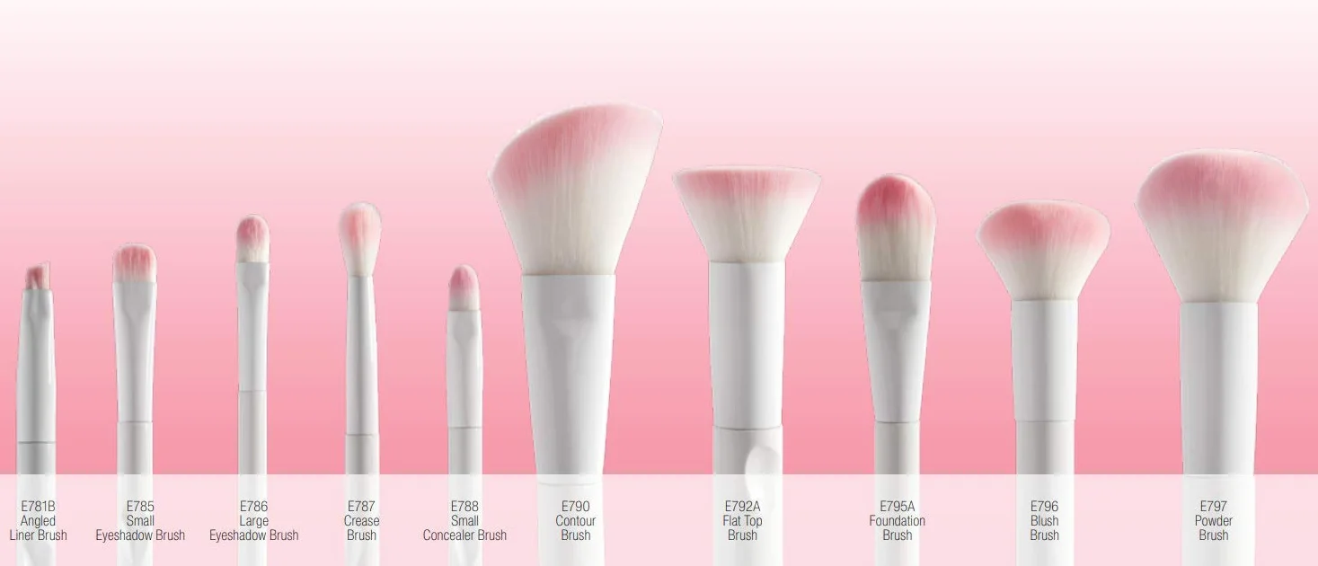 Wet n Wild Professional Large Fluffy Powder Brush with Soft Curved Bristles