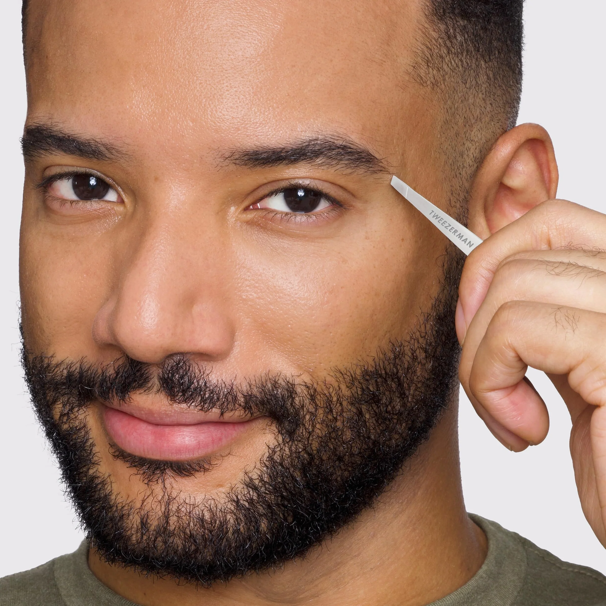 TWEEZERMAN Mini pinza cejas acero inoxidable puntas inclinadas precisión ergonómica
