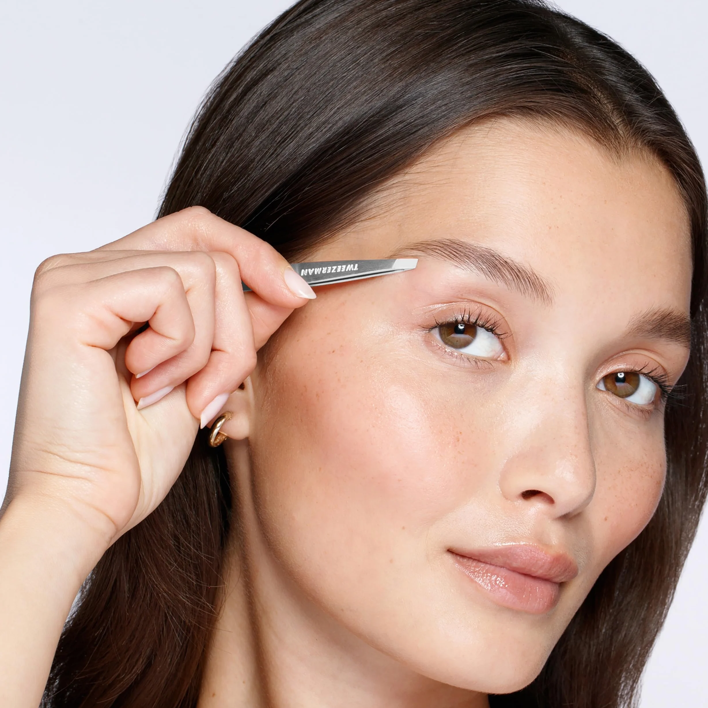TWEEZERMAN Mini pinza cejas acero inoxidable puntas inclinadas precisión ergonómica