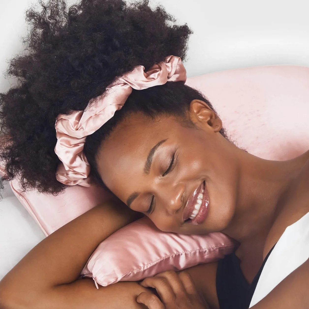 Kitsch Juego de Dormir de satén | Juego de Funda de Almohada y máscara de Ojos más Suave Que la Seda, Incluye 1 Funda de Almohada de satén, 1 Antifaz de satén y 1 coletero de satén, (Rubor)