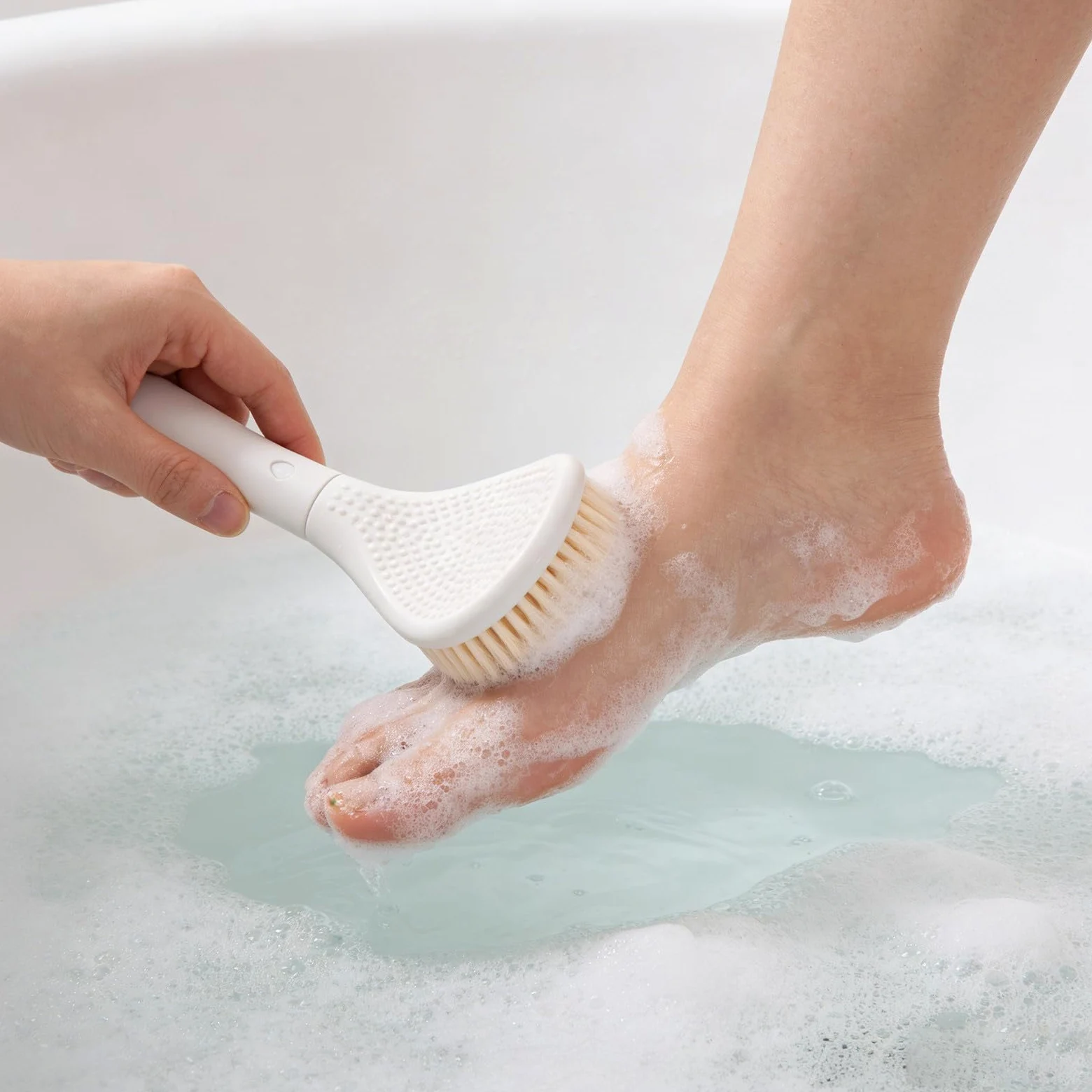 Cepillo Limpiador de Pies de Mango Largo para Ducha y Baño | Doble Cara, Abs y Pa, Color Blanco, Diseño Ergonómico, Limpieza Profunda de Piel Muerta