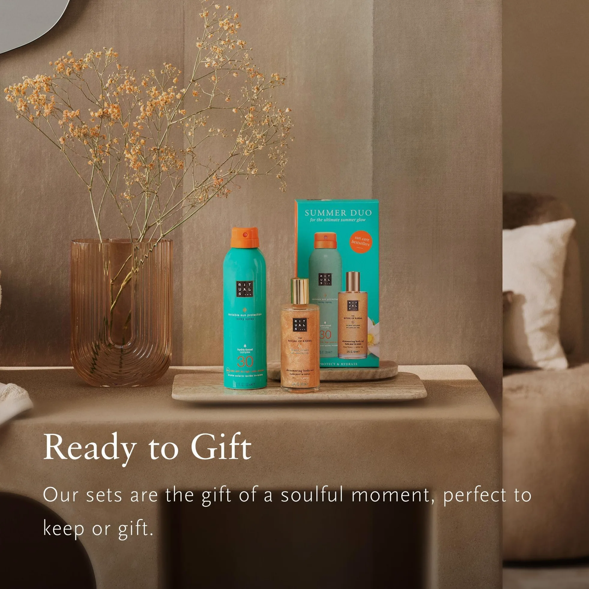 Rituals The Ritual of Karma Summer Duo – Spray de crema solar SPF 30 y aceite corporal brillante – Set de regalo con aroma de loto y té blanco