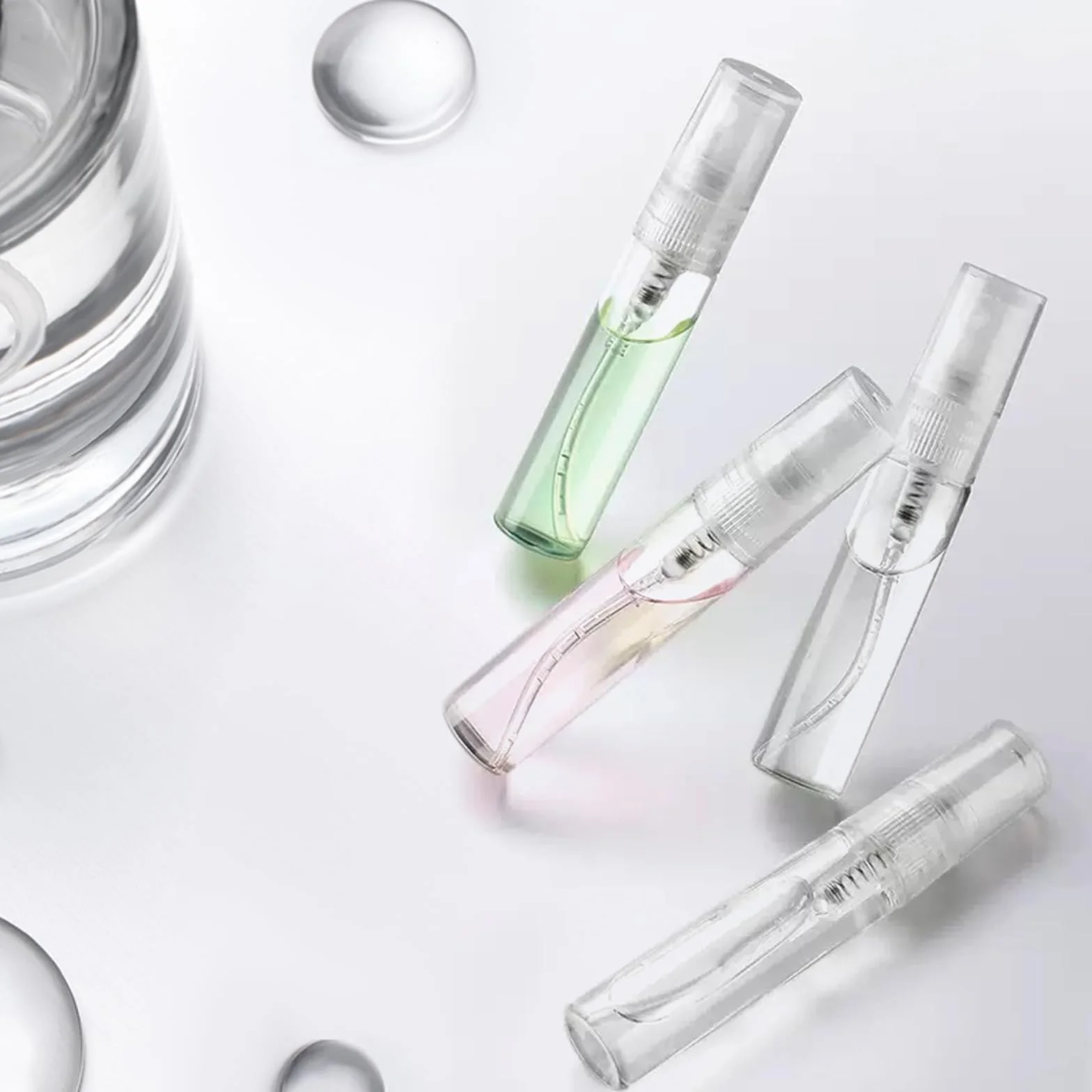 Mini Botella Spray 5ml 24 Piezas, Botella de Spray Rellenable Vacío Pequeña Transparente Portátil Viaje para Perfume