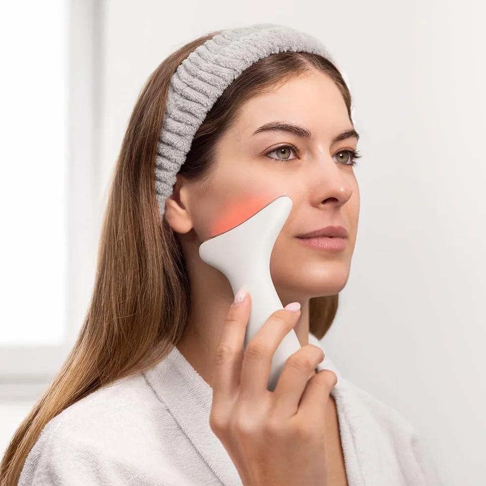 Cecotec Tonificador Facial Eléctrico FaceCare Face&Neck Pro, 3 Modos, Luz LED Roja Azul Verde, 5 Niveles EMS, IPX6