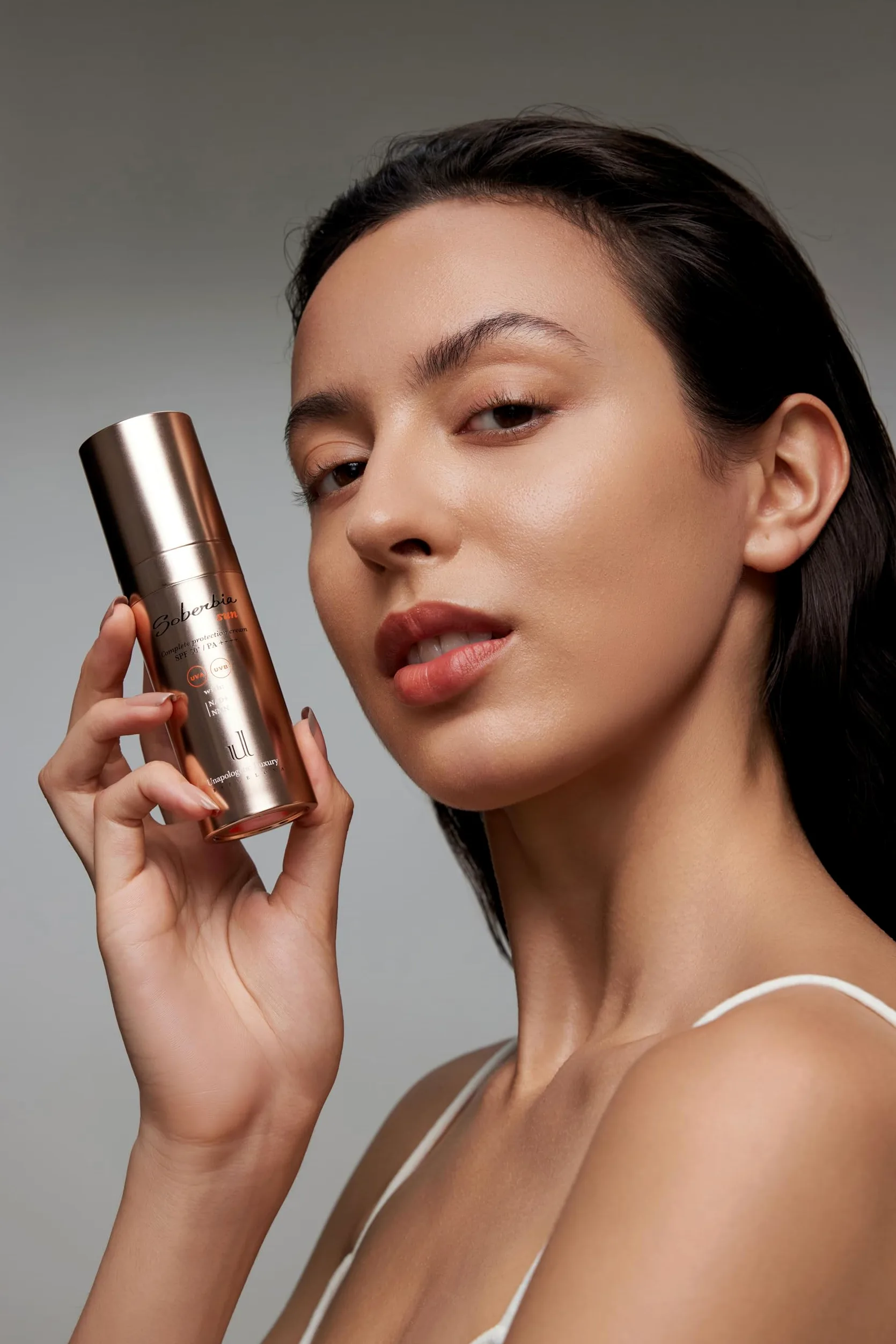 Soberbia Sun SPF 50+ Unapologetic Luxury – Crema Antiedad Global y Protector Solar Facial con NAD+ y NMN | Protección UVA/UVB, Luz Azul y Polución | Tecnología Airless, 30ml