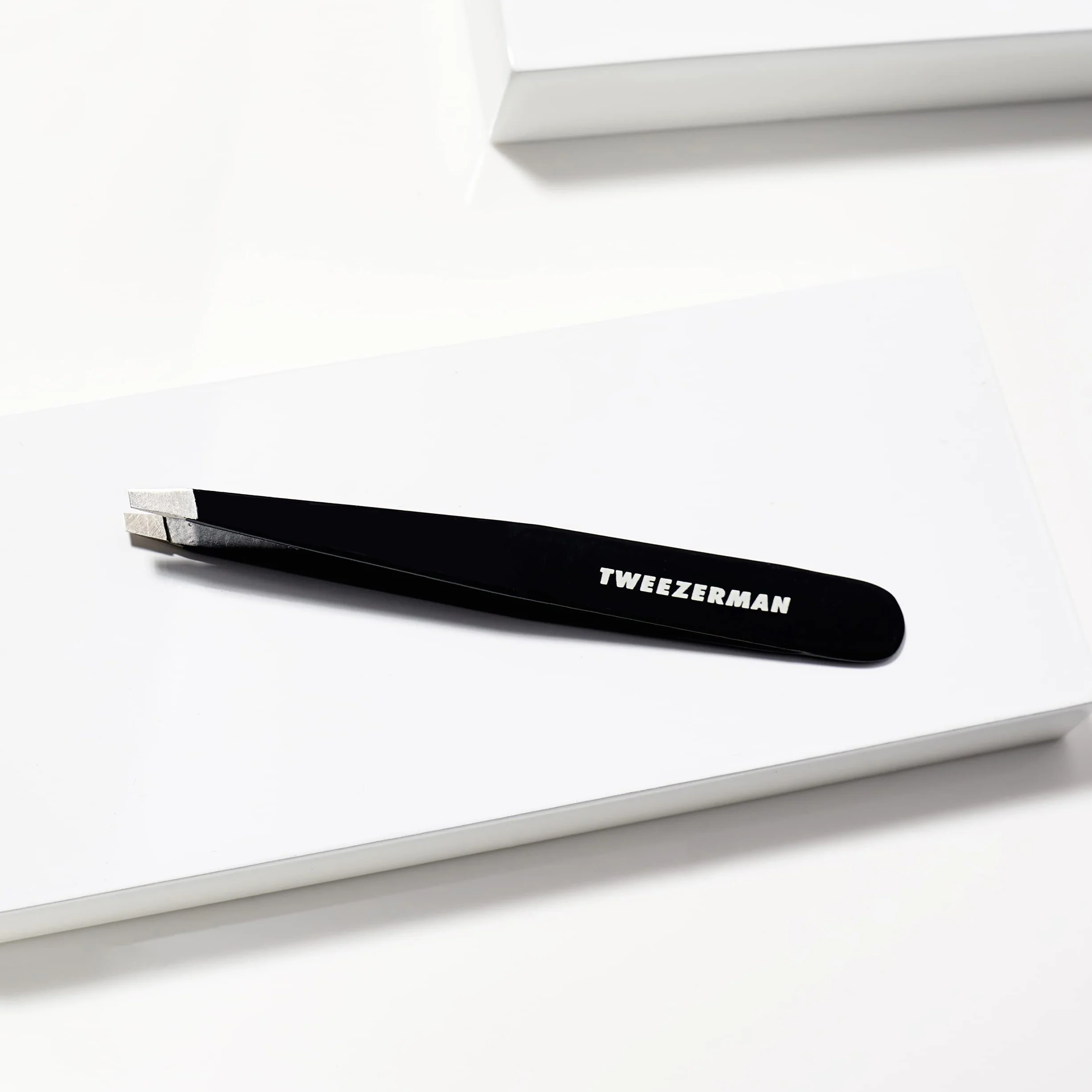 TWEEZERMAN Pinza de precisión inclinadas acero inoxidable para cejas