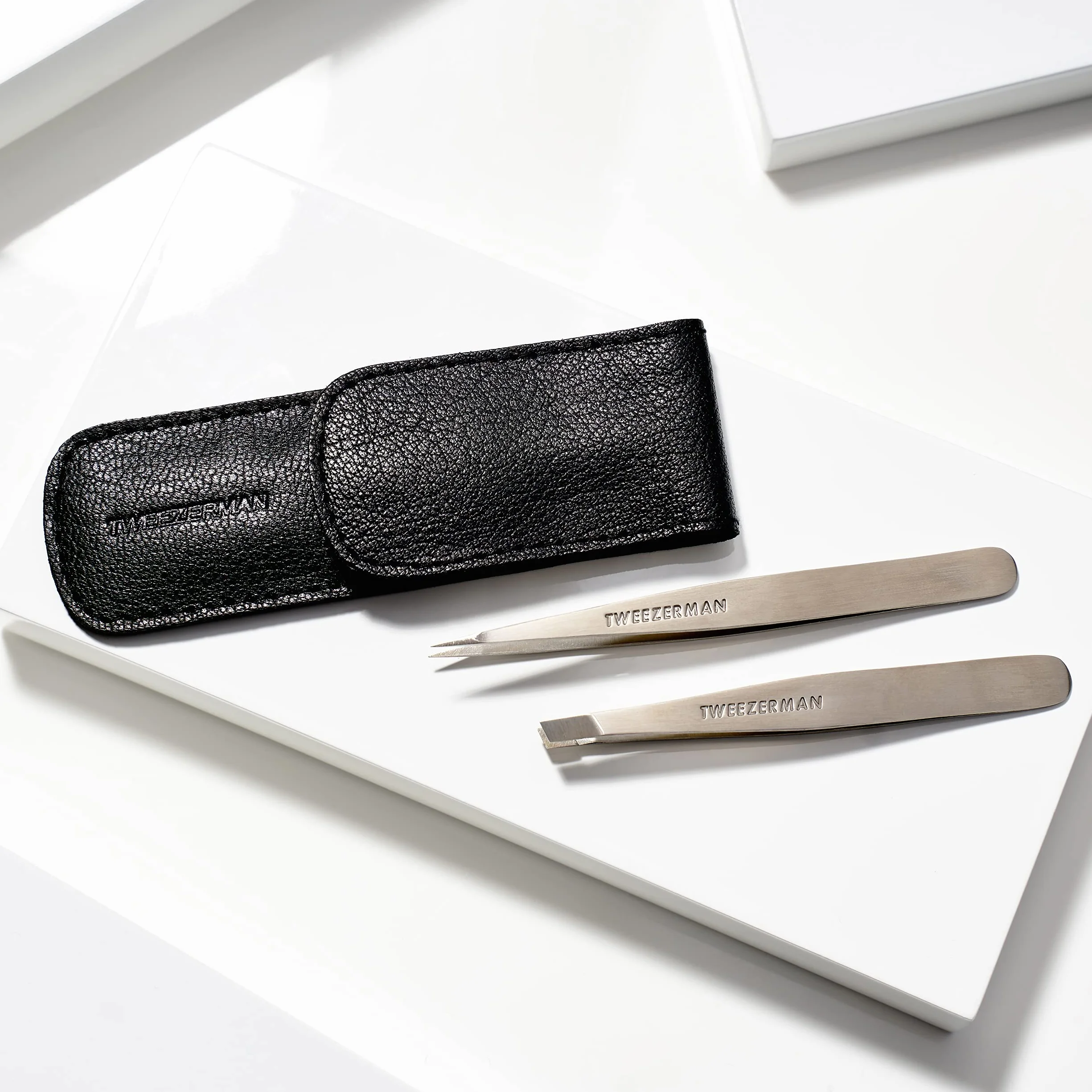 TWEEZERMAN Set de pinzas Petite (pinzas de punta inclinada y puntiaguda para cejas, ergonómicas, depilación, acero inoxidable)