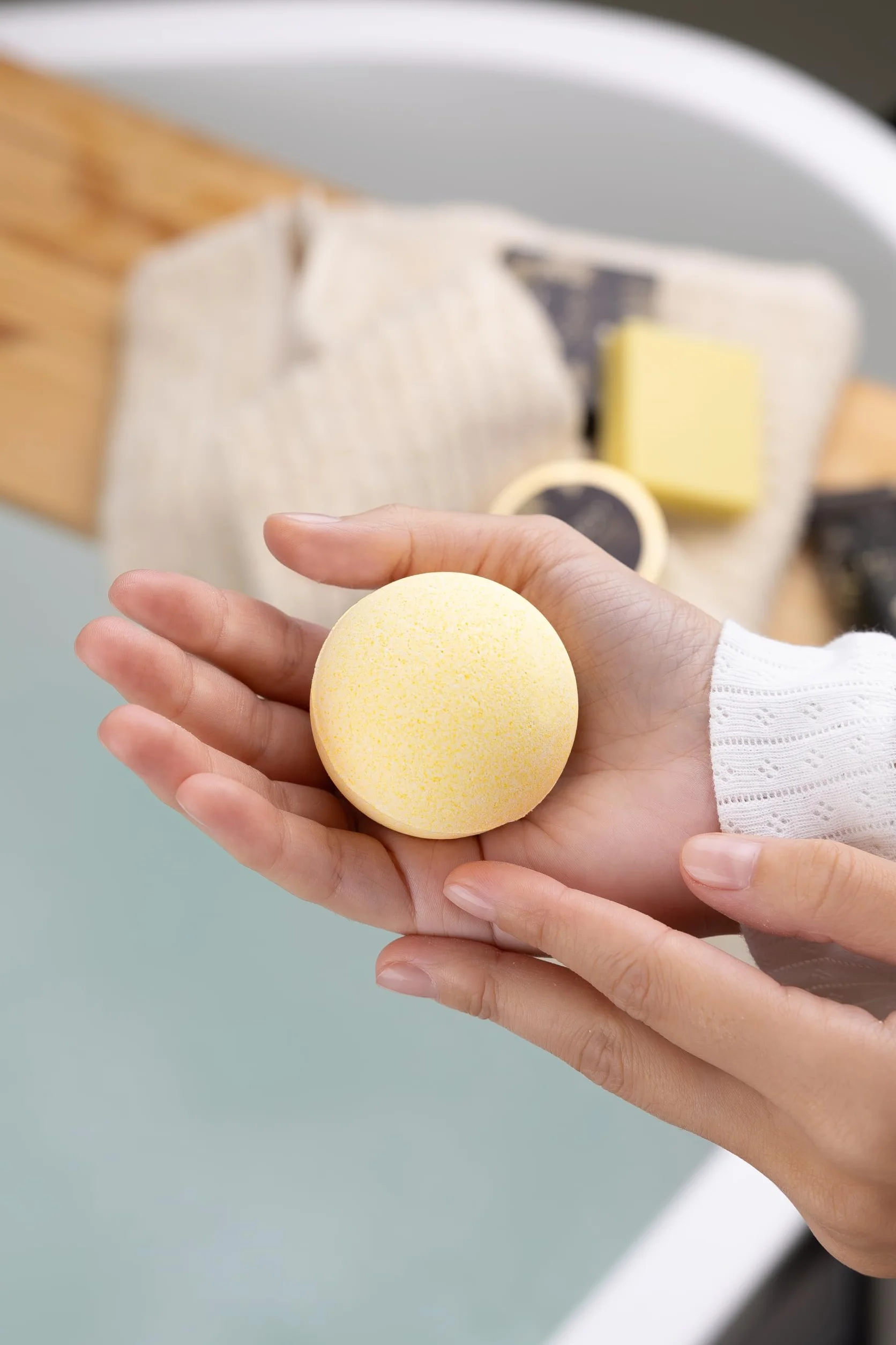 Accentra Set de regalo para mujer de lujo 5 piezas baño con vela perfumada jabón crema de manos mantequilla corporal bomba de baño