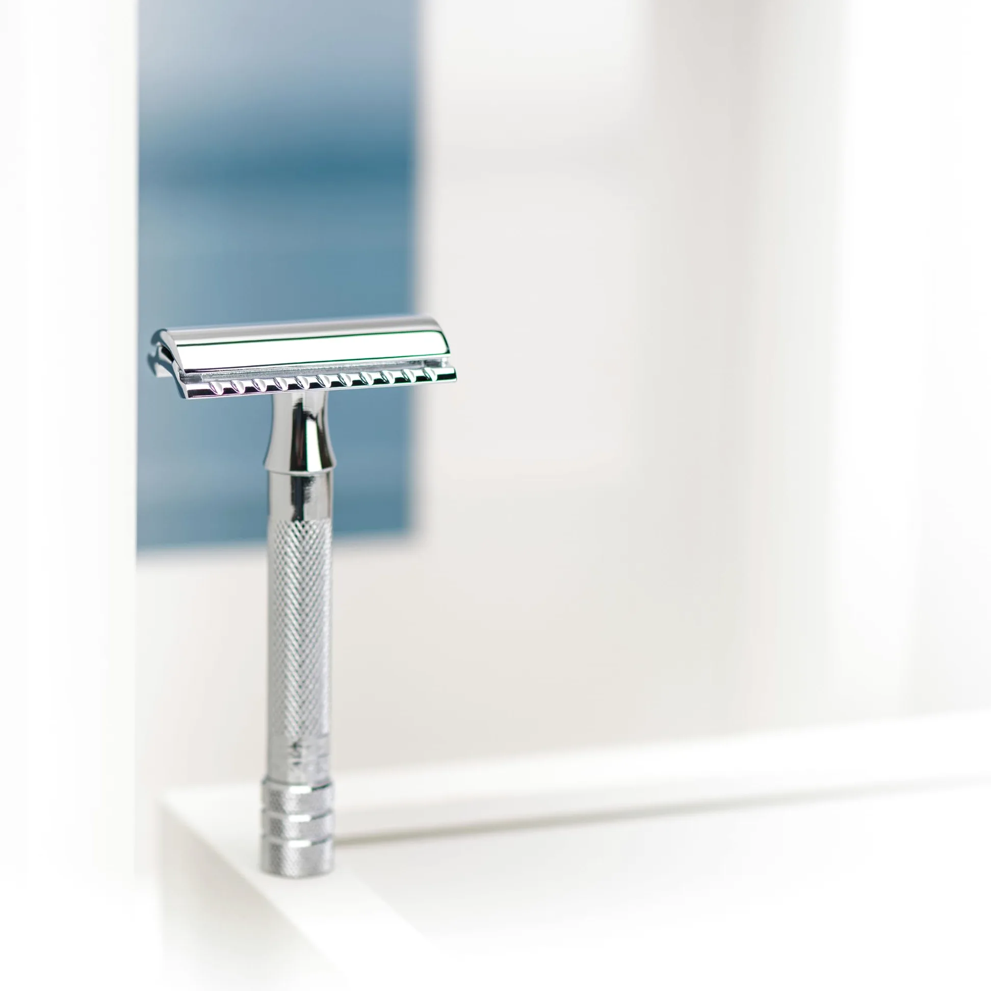 MERKUR Maquinilla de afeitar clásica cromada brillante 33C, de tres piezas con corte recto, peine cerrado, ideal para afeitado en húmedo, zinc fundido a presión, mango de latón, fabricado en Alemania