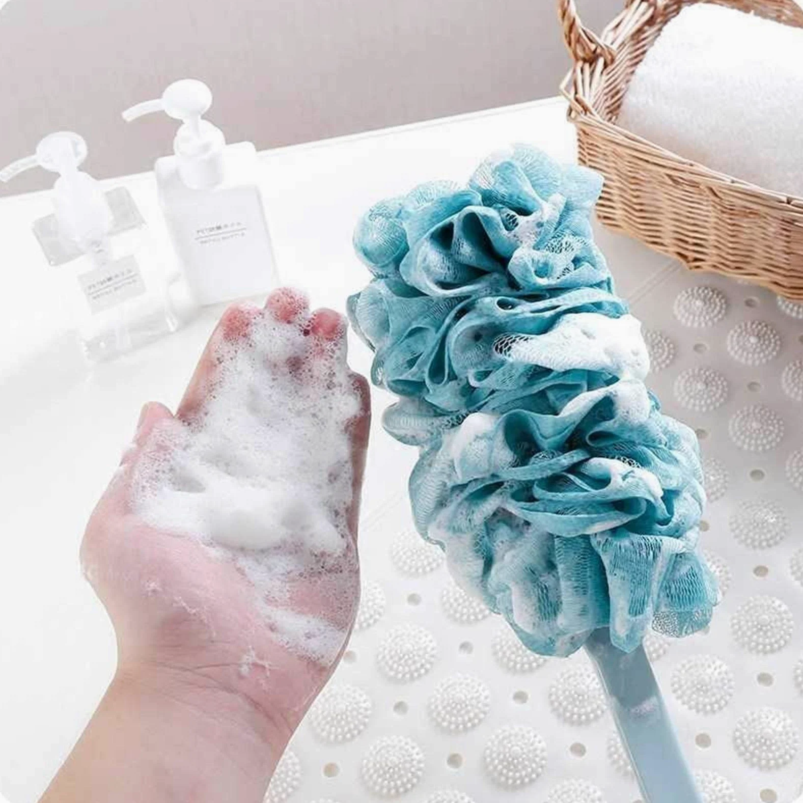 Cepillo de baño - Fregador de espalda para ducha Malla de nailon grande Esponja de baño de mango largo Herramienta de limpieza para frotar la espalda para mujeres y hombres Accesorios de ducha (Colo