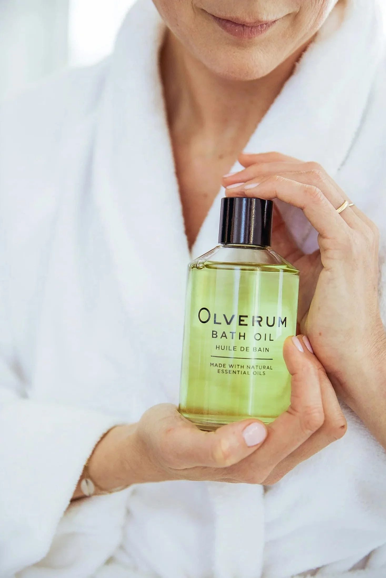 Olverum Bath Oil – Luxury Muscle Soothing Bath Oil 250ml – Highly Concentrated Blend of Pure Essential Oils – Best Relaxing Bath Oil Women and Men – Natural Vegan Green Wellness – Relax Restore Renew