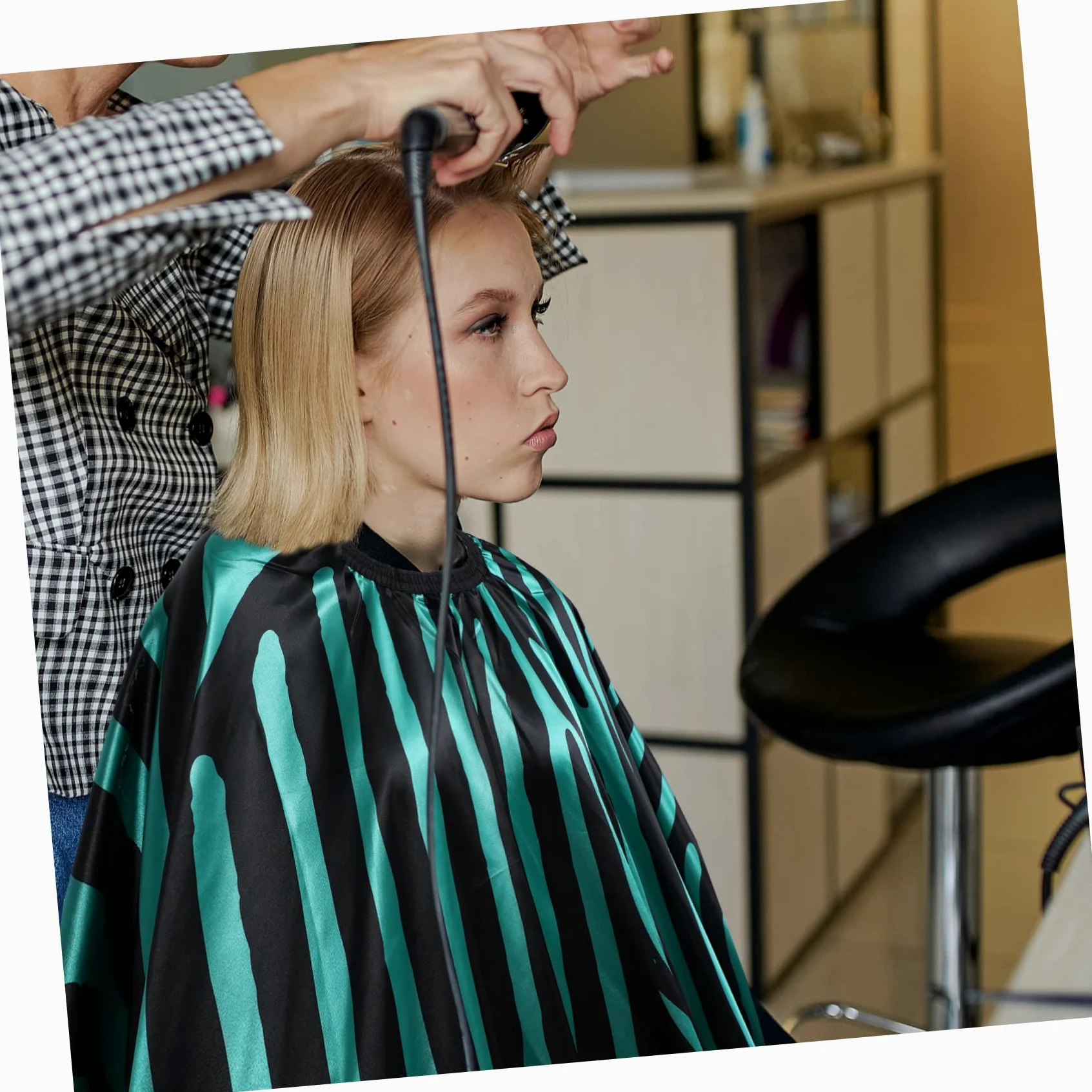 Capa de Satén para Cortar el Pelo, Capa de Peluquería Transpirable Cuello Ajustable, Adecuado para Barberías y Salones Profesionales
